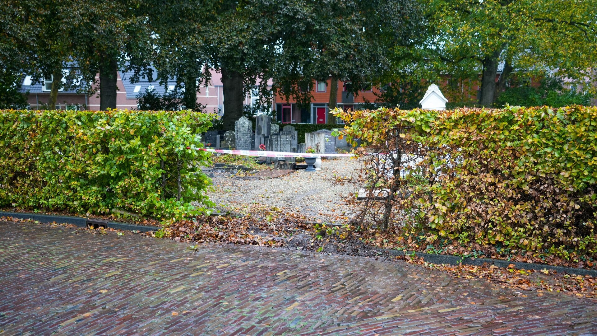 Automobilist raakt onwel en rijdt begraafplaats van Blokzijl op: 20 graven beschadigd