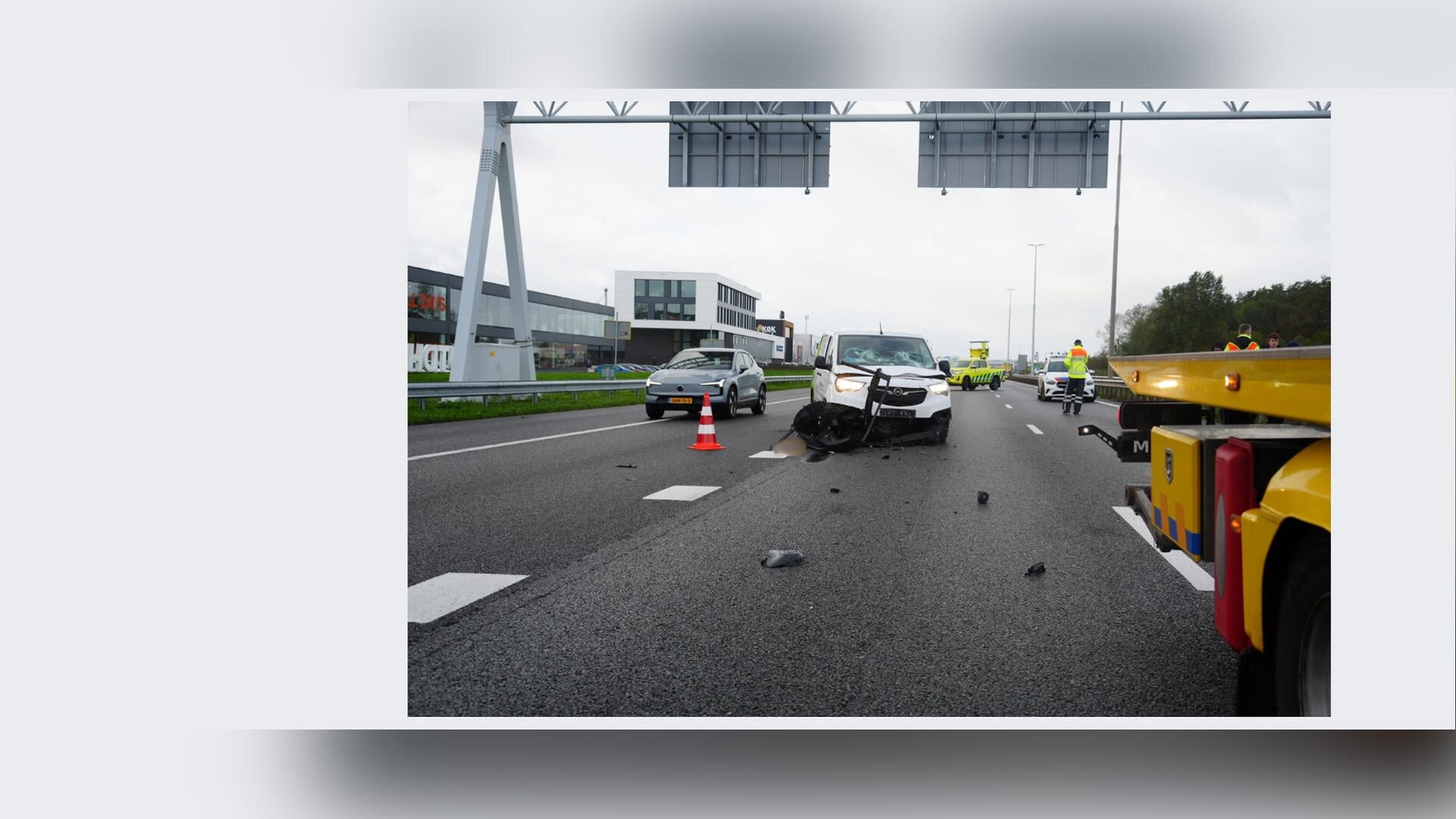 Bestelbus botst op vrachtwagen op A28, file richting Zwolle