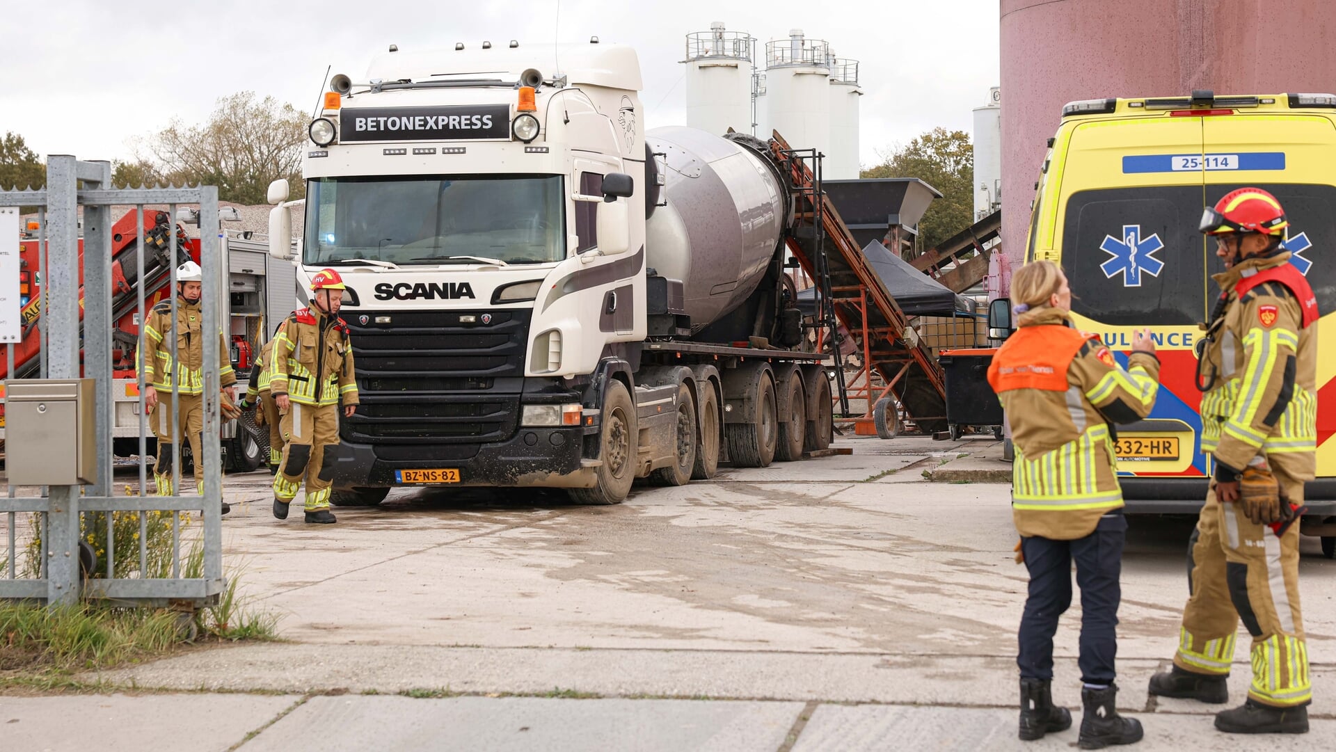 Man zwaargewond door beknelling in betonmixer