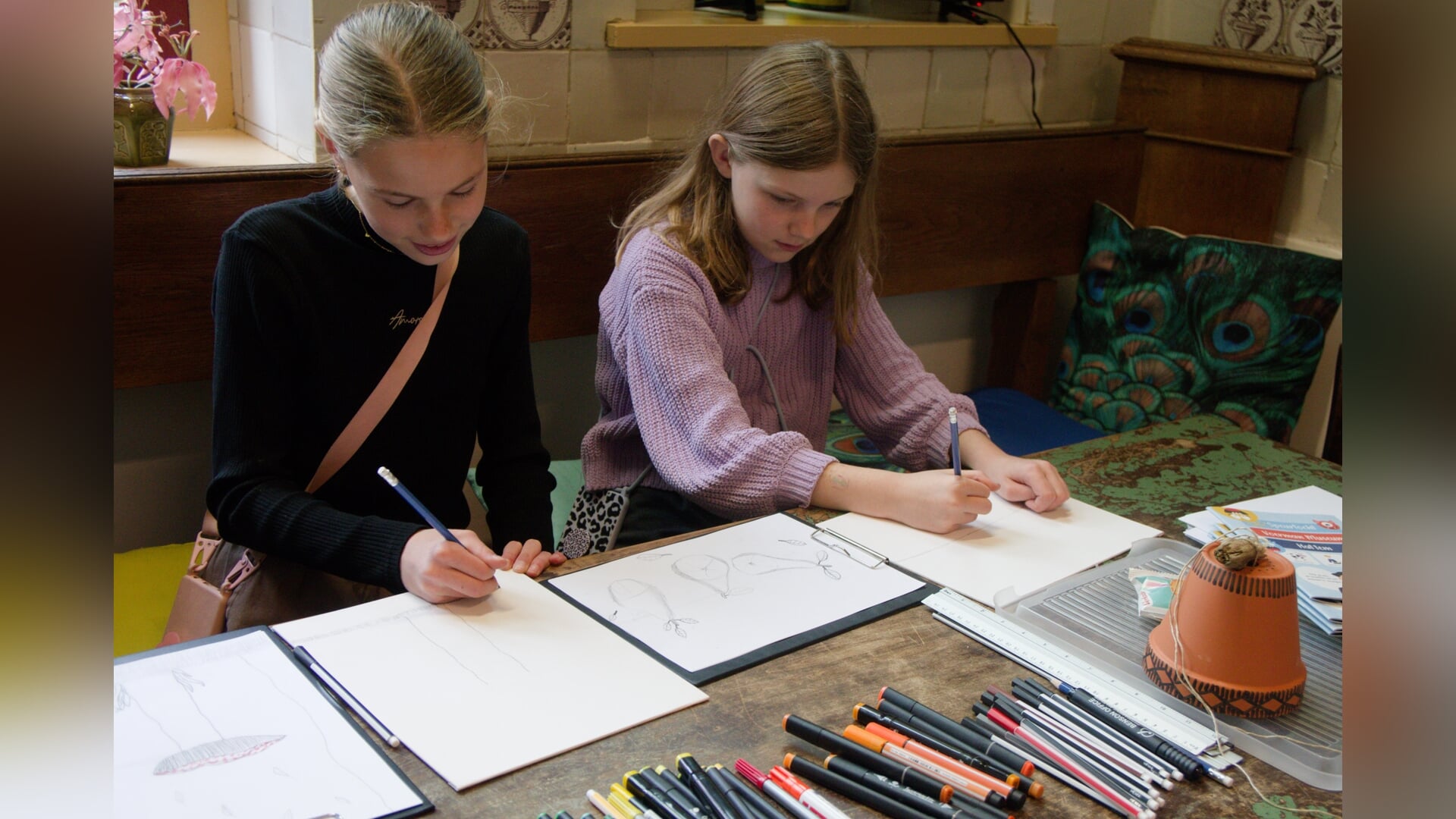 Jeugdige kunstenaars leven zich uit in museum