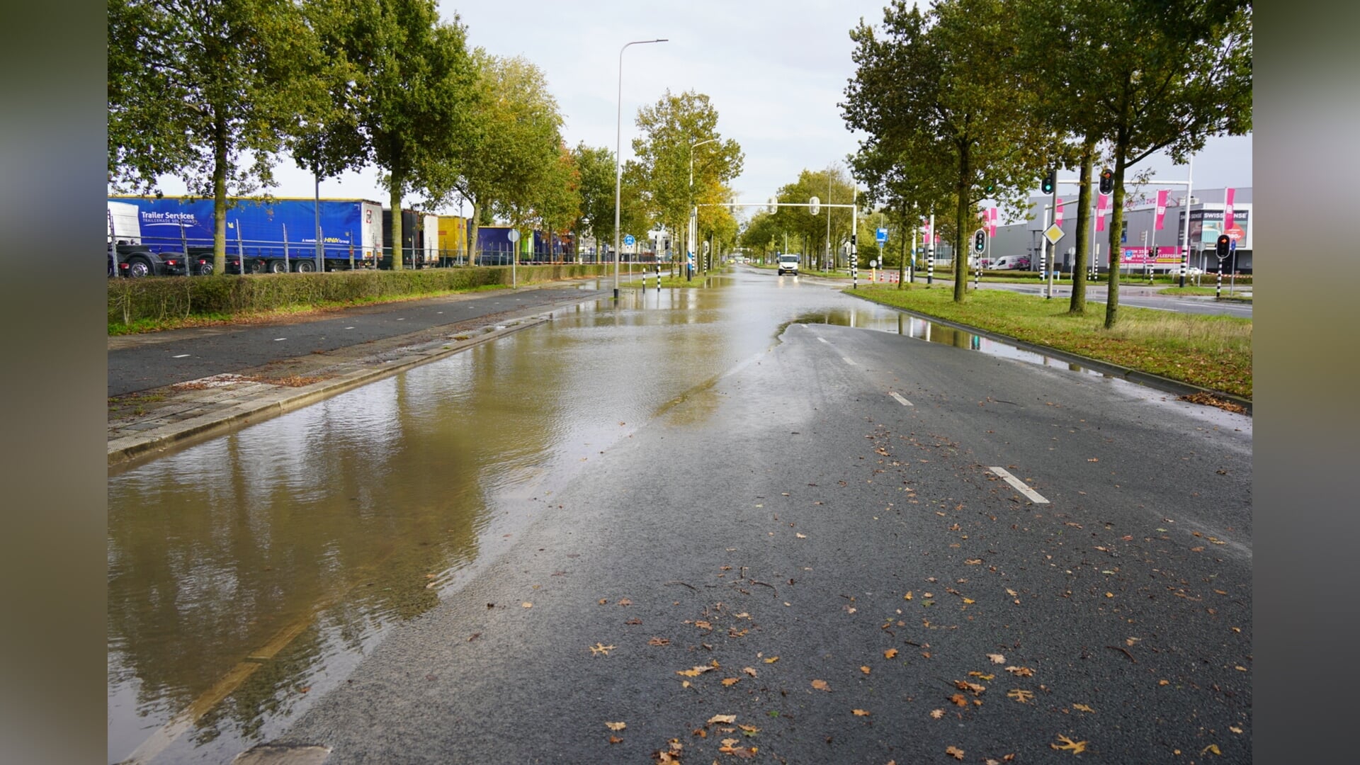 Sinkhole in fietspad Blaloweg na gesprongen waterleiding