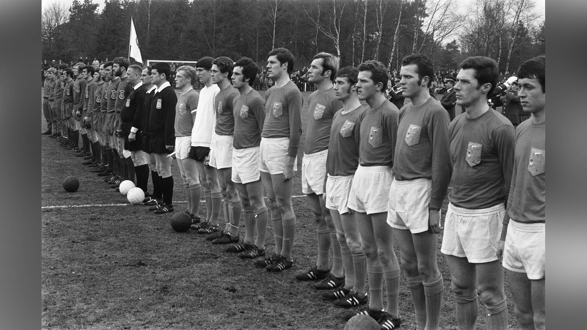 Legendarische Kamper amateurvoetballer Henk Kiel geëerd in studio voetbal