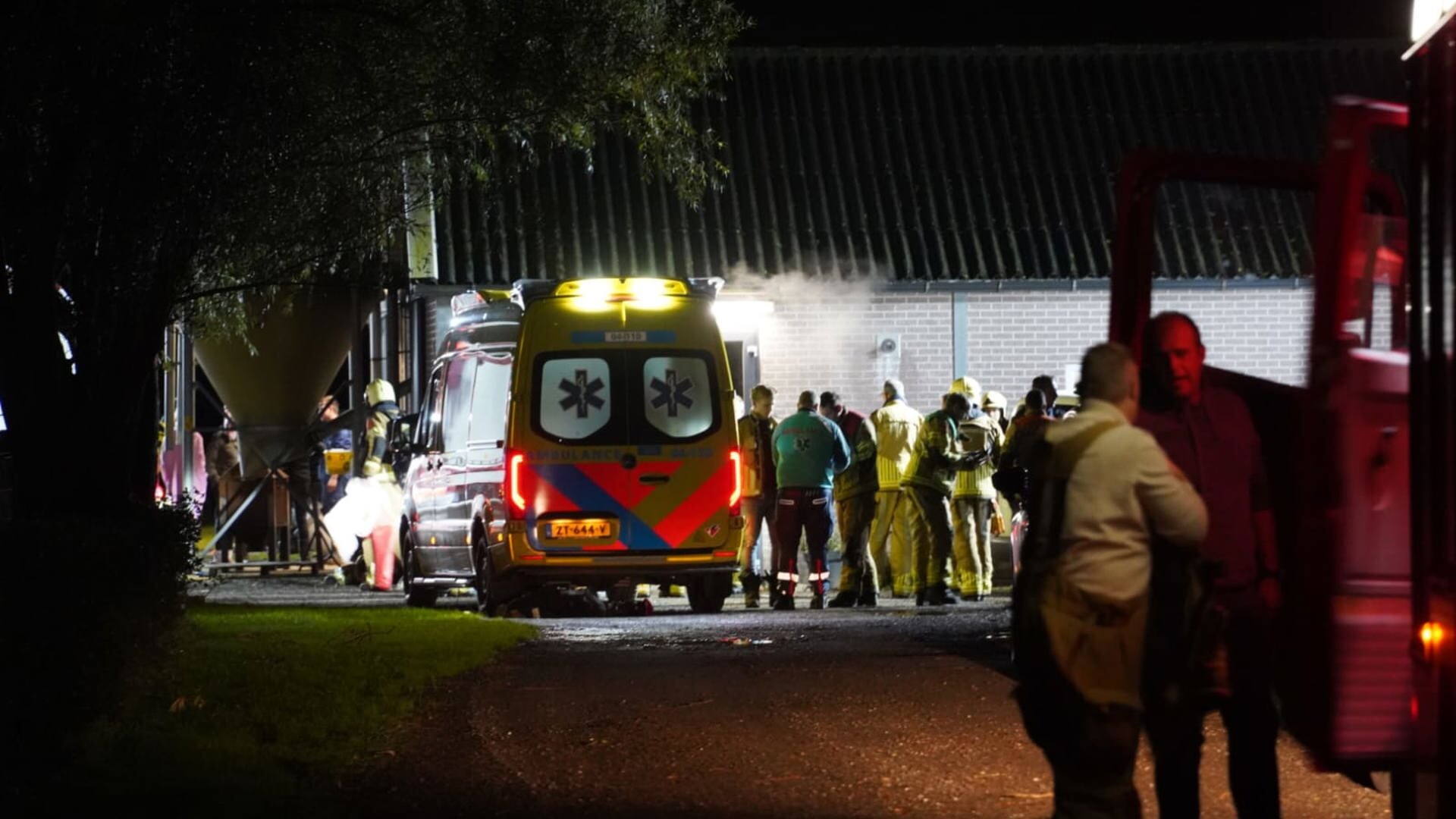 Kalveren in nood: brandweerman valt in put