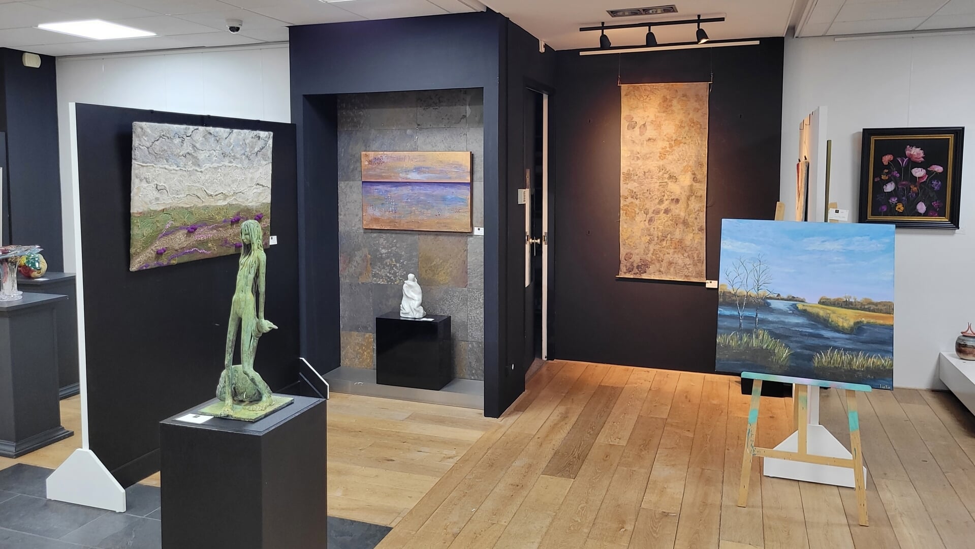 Kunsthuis Dronten opent met confettiballon en kans op kunstcadeaubon