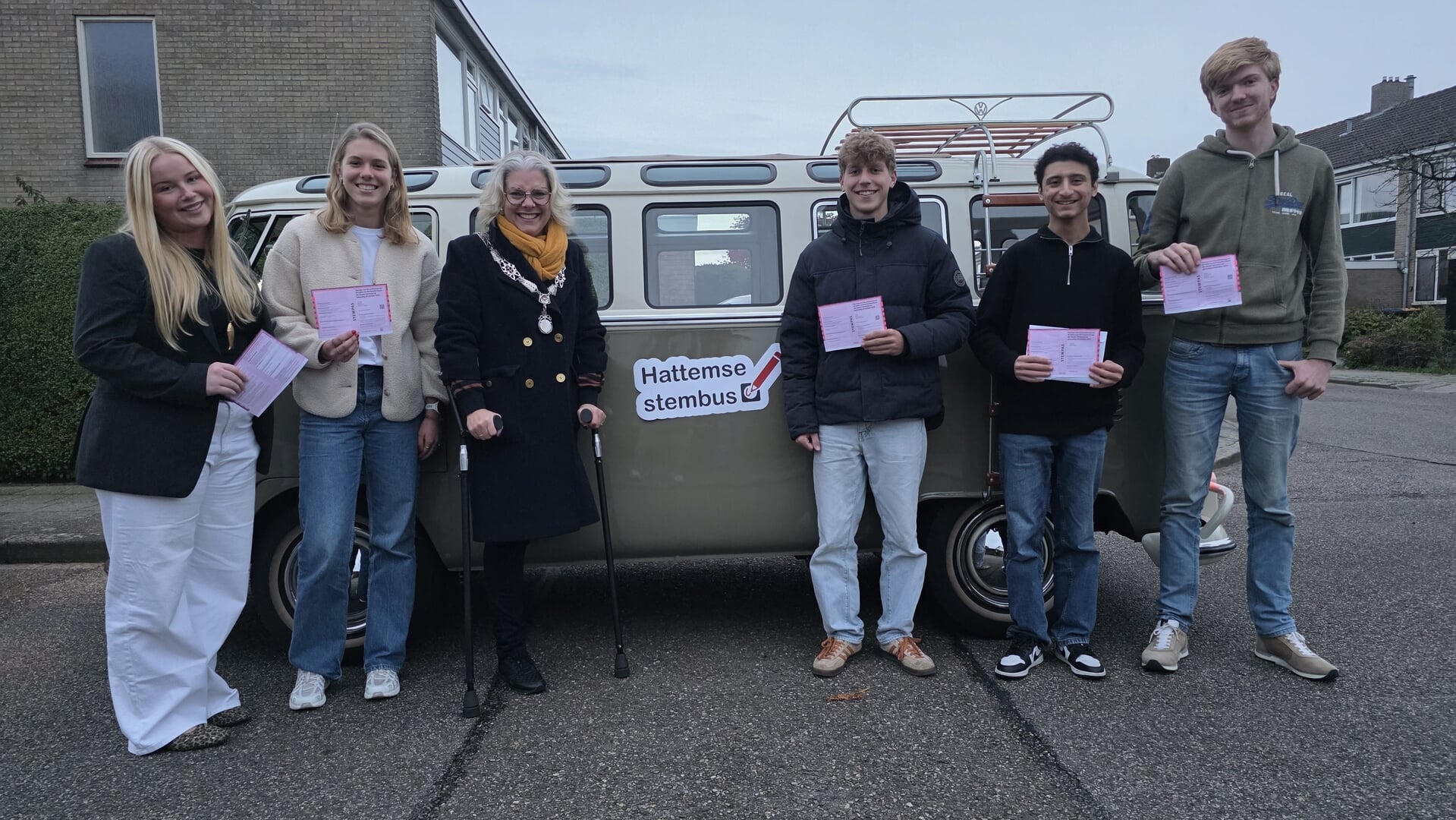 Burgemeester haalt eerste stemmers op met verkiezingsbus