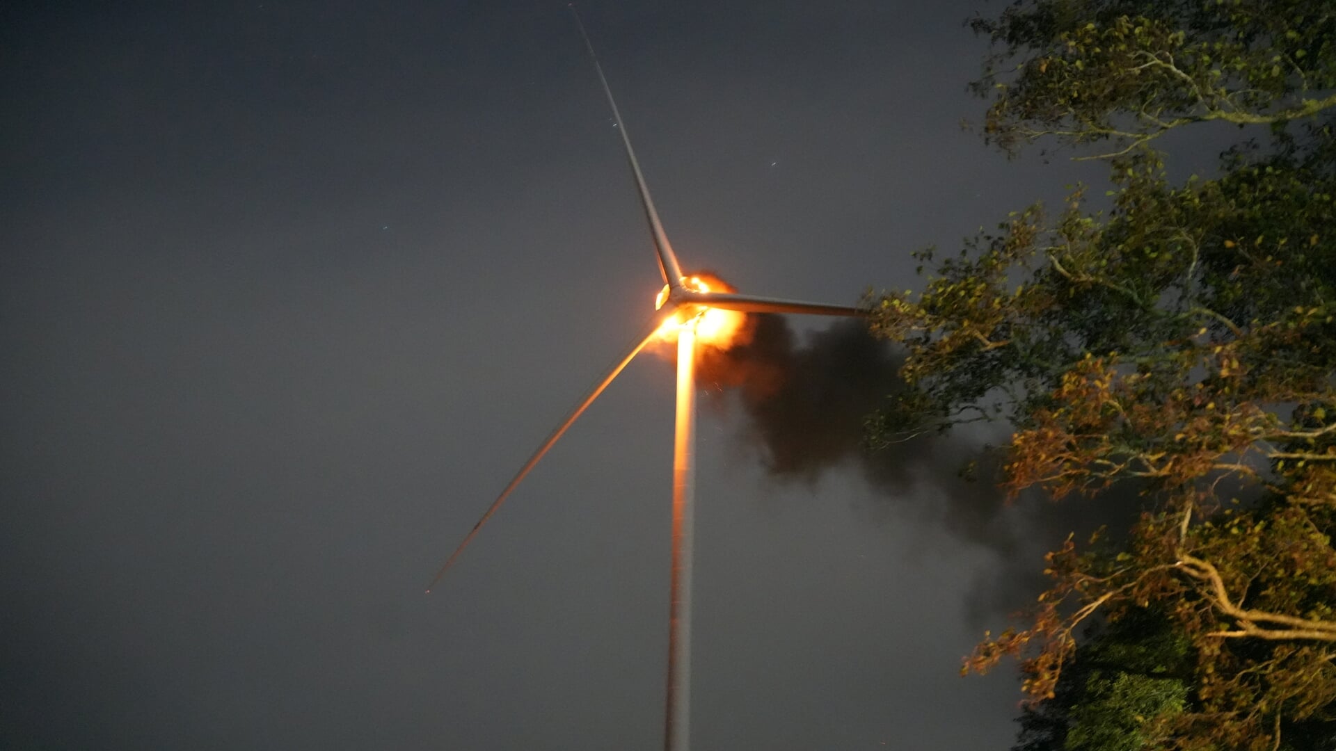 Windturbine in brand bij Nieuwleusen: vlammen tot in Zwolle zichtbaar