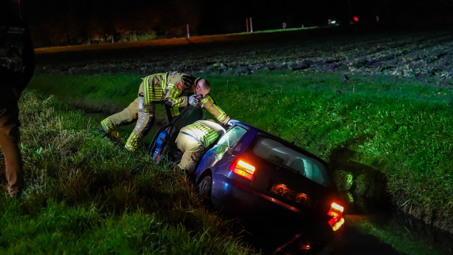 Dronken automobilist rijdt greppel in; na vluchtpoging geboeid aan lantaarnpaal