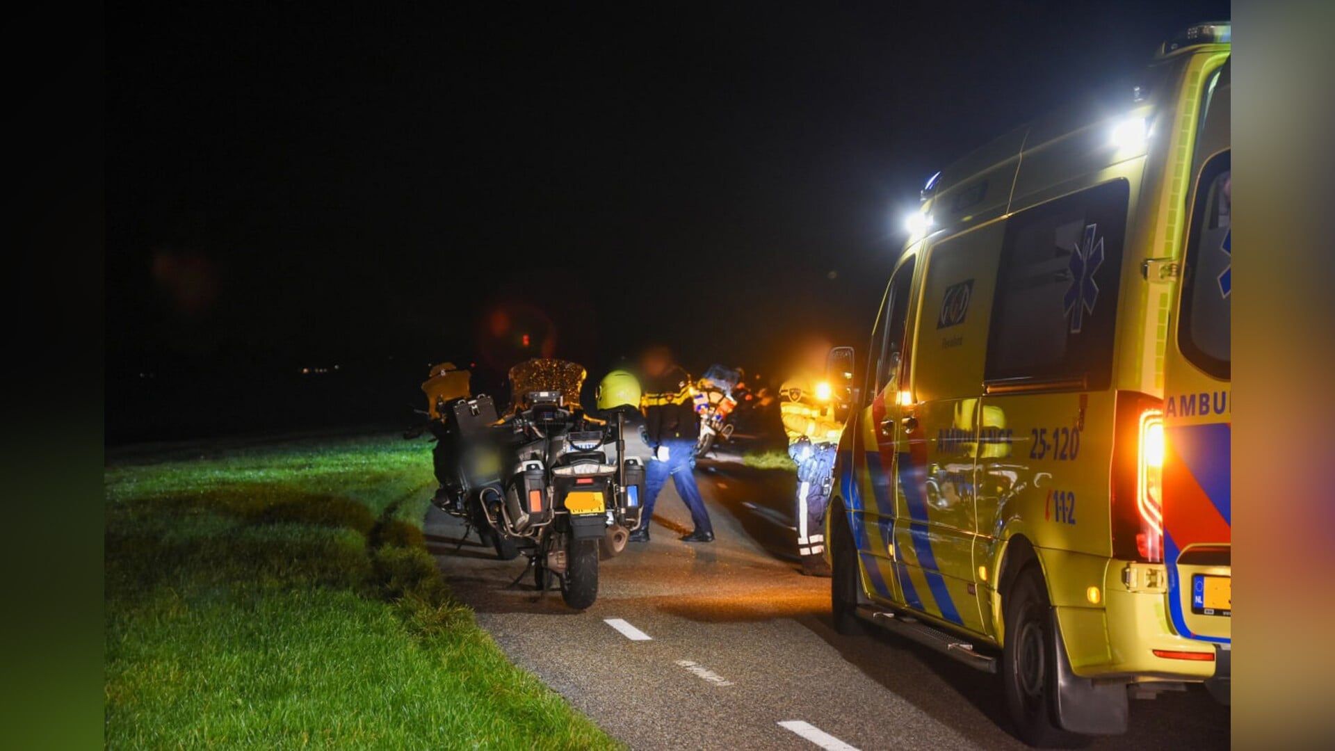 Politiemotoren raken van de Kuinderdijk bij Baarlo