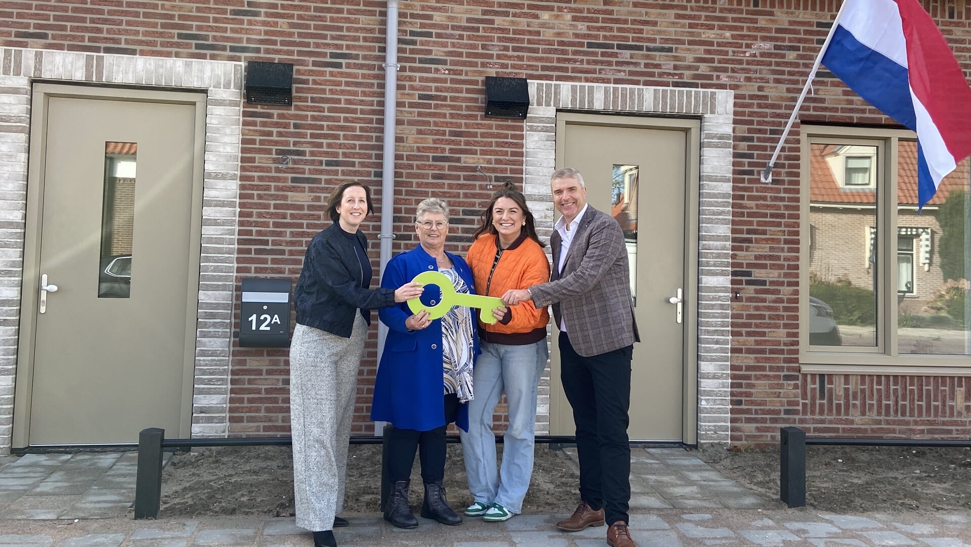 Nieuwe huurders ontvangen sleutel van hun woning in Sint Jansklooster en Blokzijl