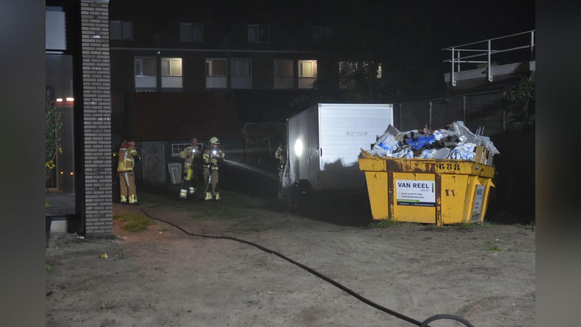 Aanhanger vliegt in de brand aan Stationsstraat in Steenwijk
