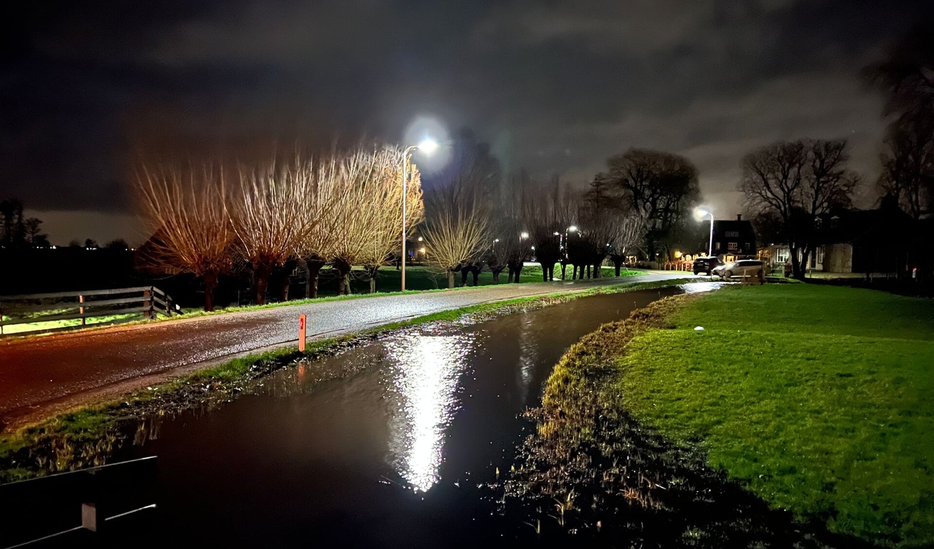 Geen dijkdoorbraak in Bleskensgraaf, wel laagje water op de weg