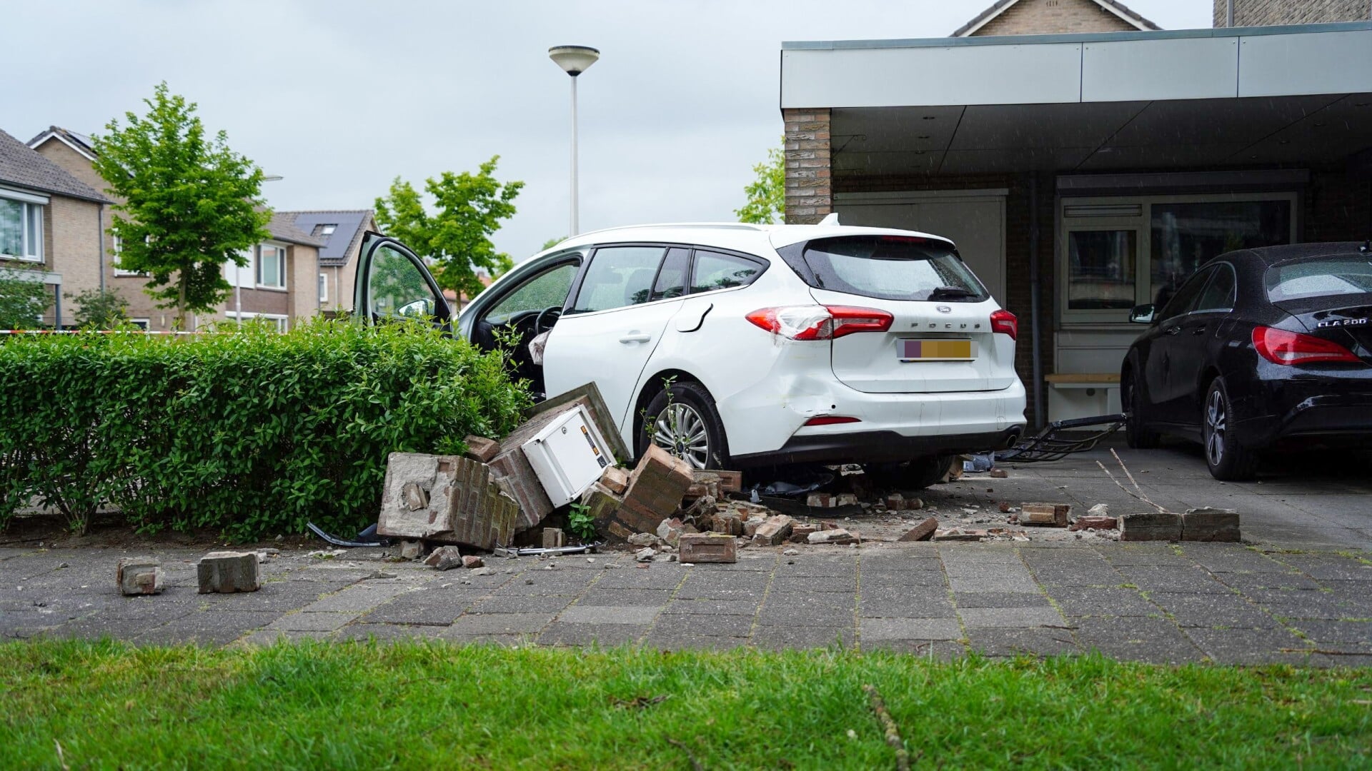 Ruzie op de weg escaleert tot vechtpartij: auto eindigt in voortuin in ...