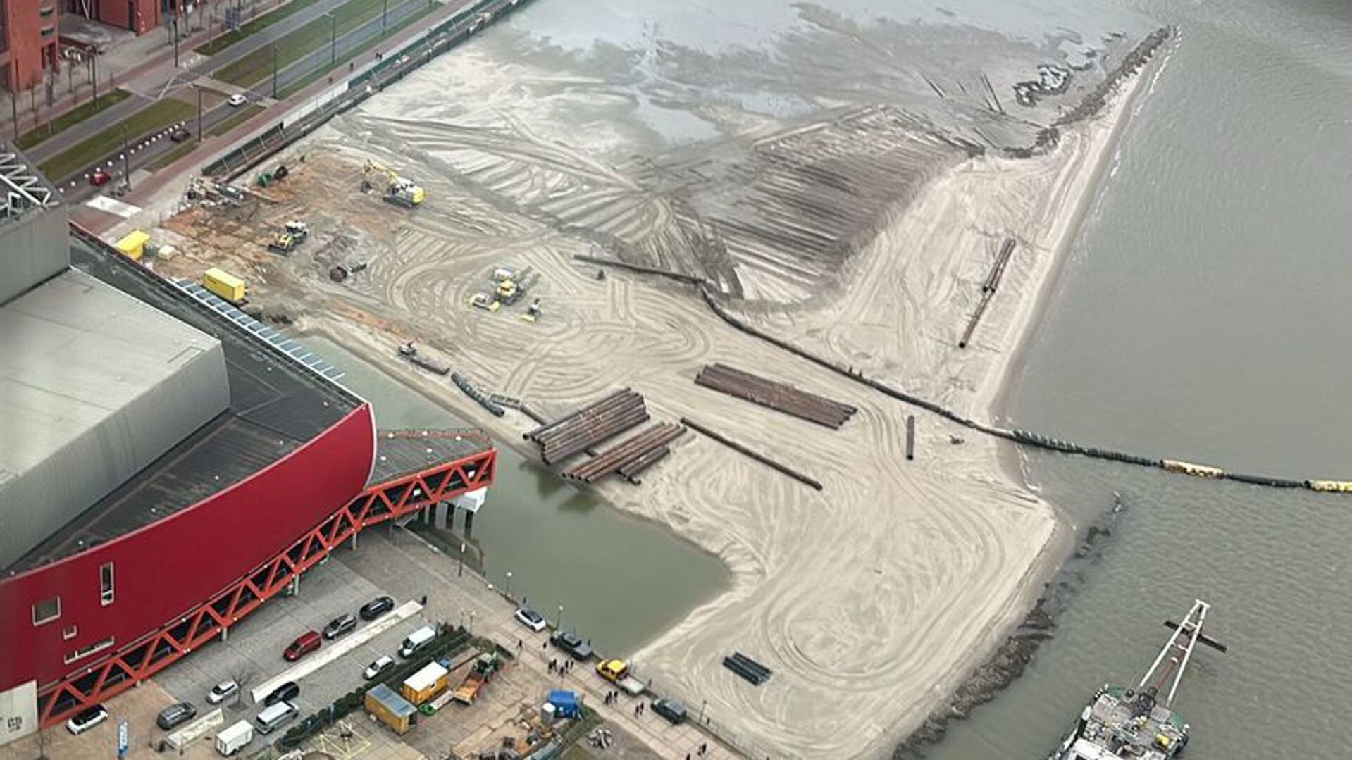 Nieuwe mijlpaal in de Rijnhaven: de 1.000.000e m3 zand is vandaag ...