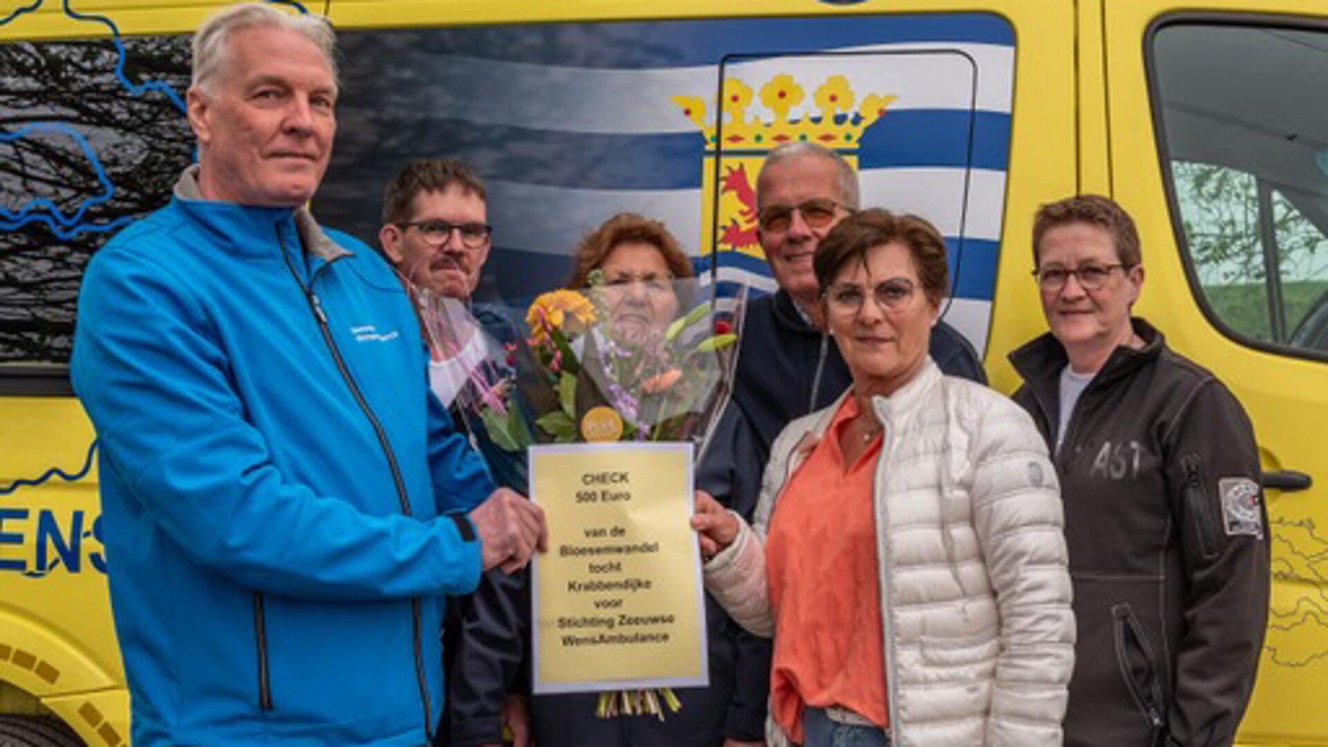 Cheque uit Krabbendijke voor stichting Zeeuwse Wensambulance