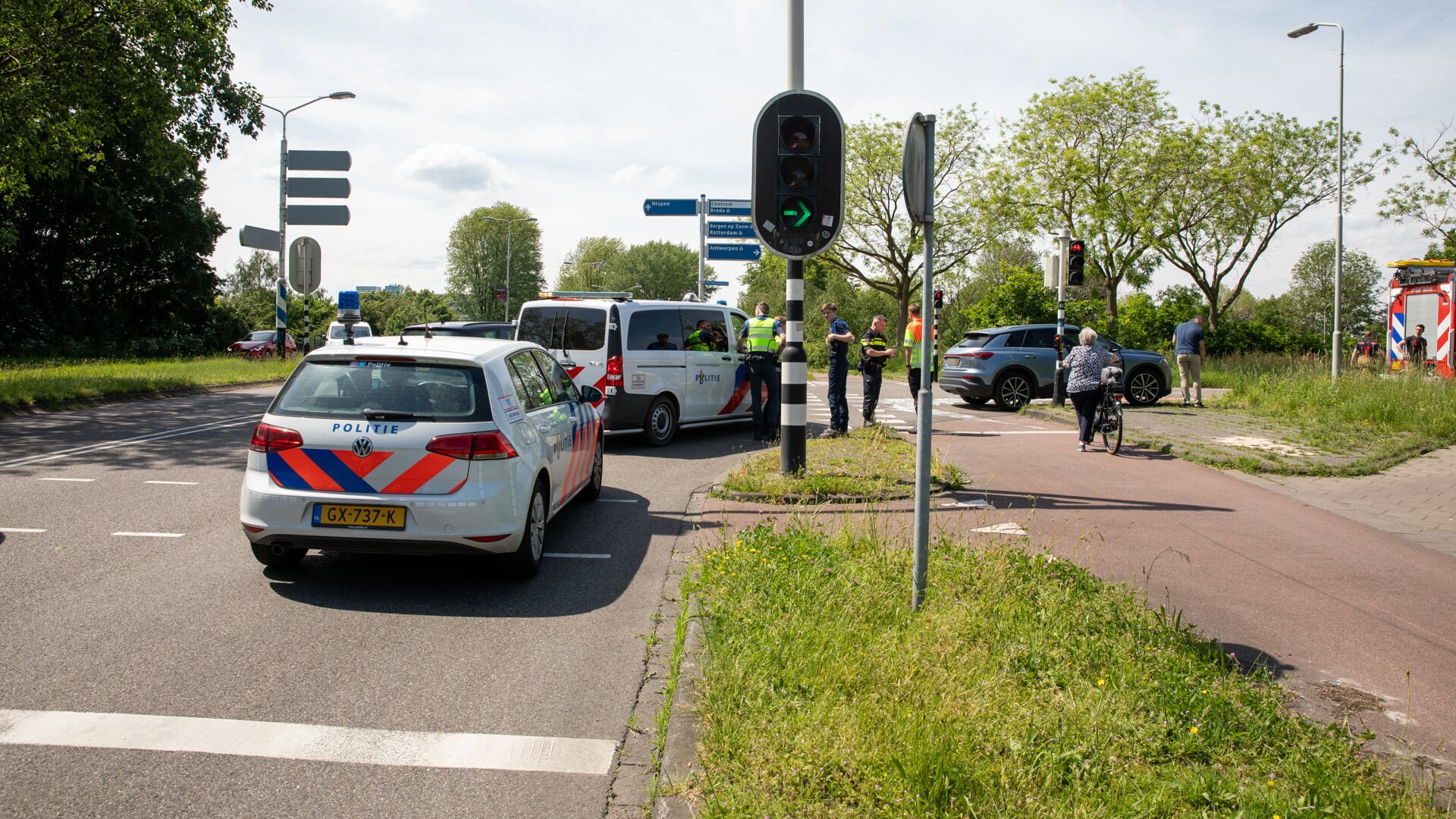 Scooterrijder slaat op de vlucht na botsing met auto op Burgemeester ...