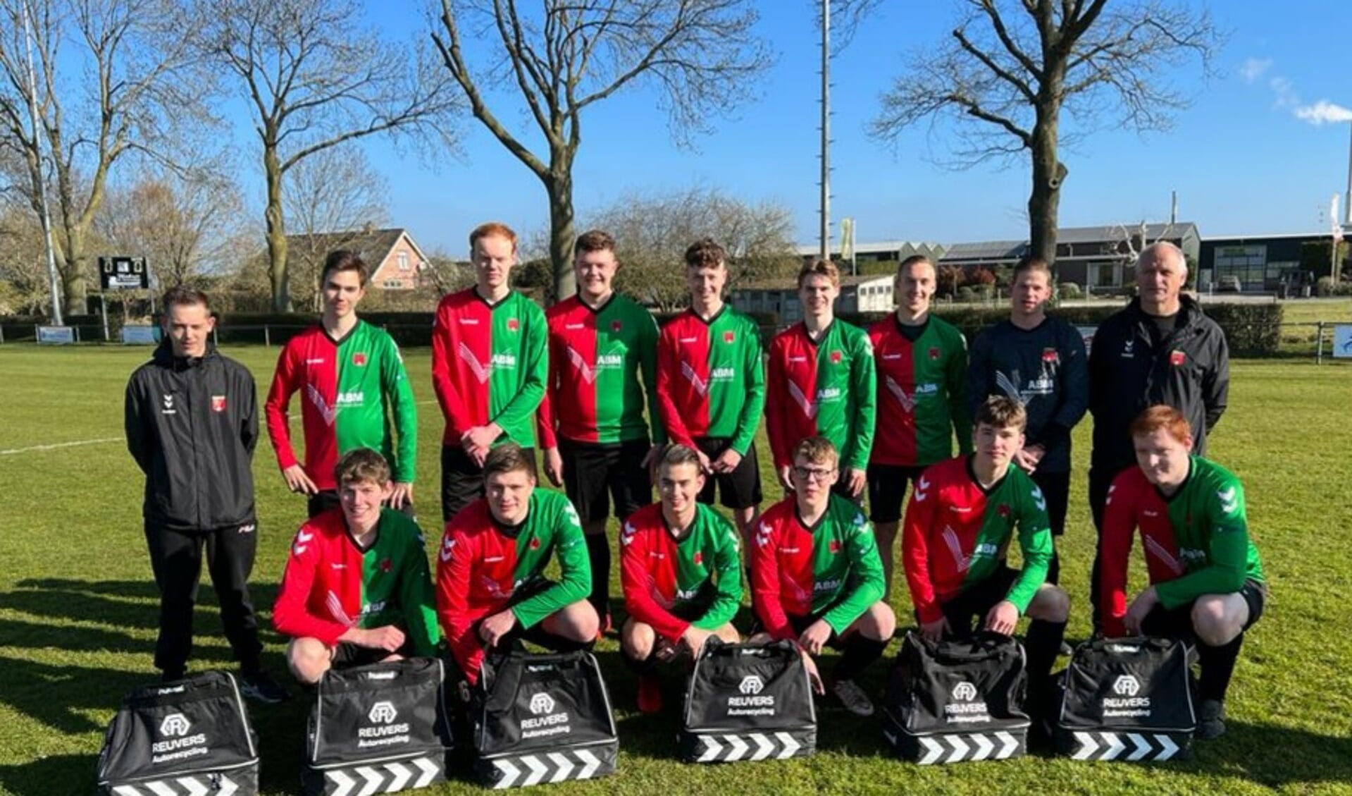 Tweede elftal DSS’14 uit Varik/Heesselt krijgt nieuwe tassen en kleding