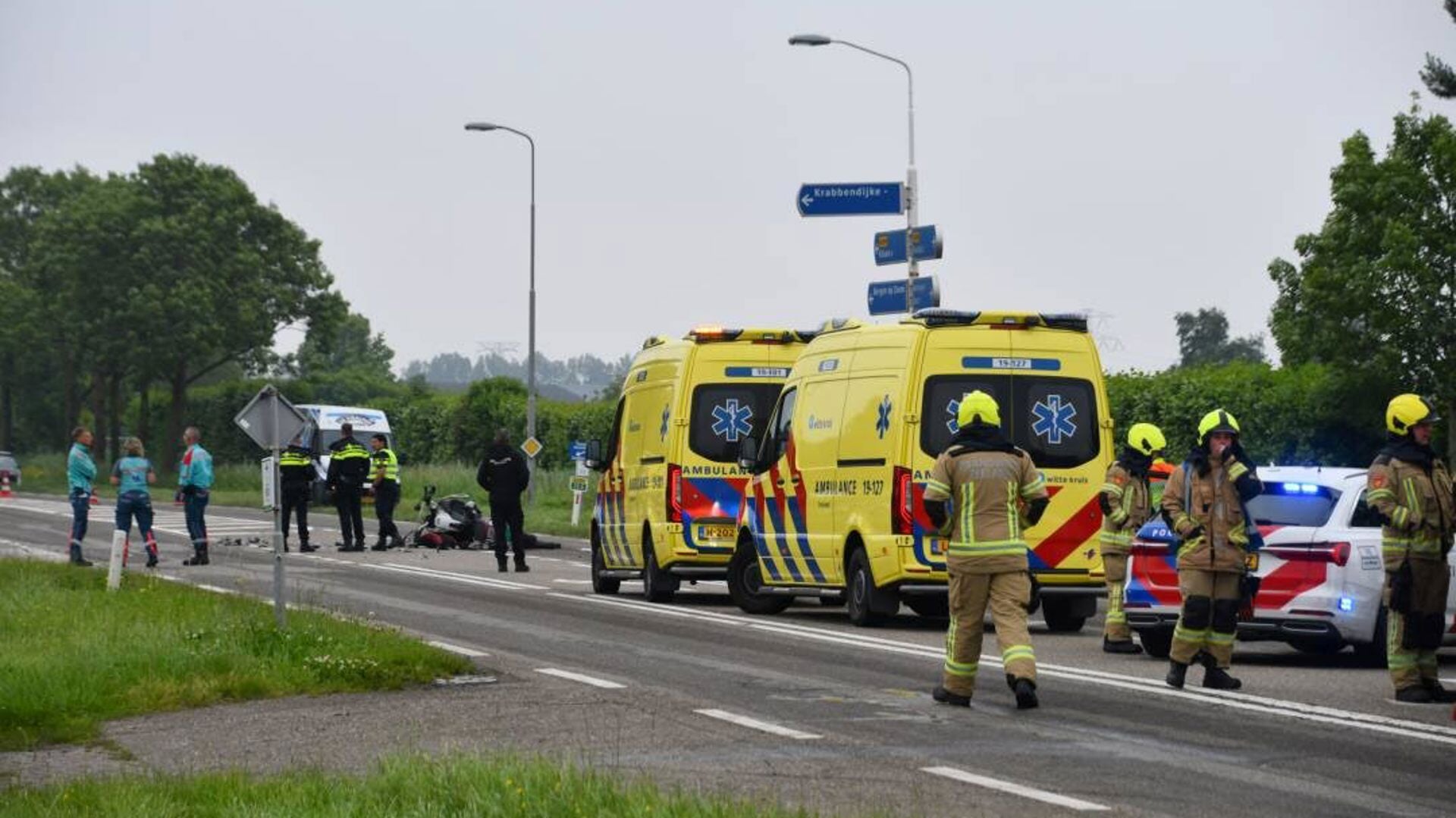 Oude Rijksweg (N289) afgesloten na botsing tussen personenauto en motor
