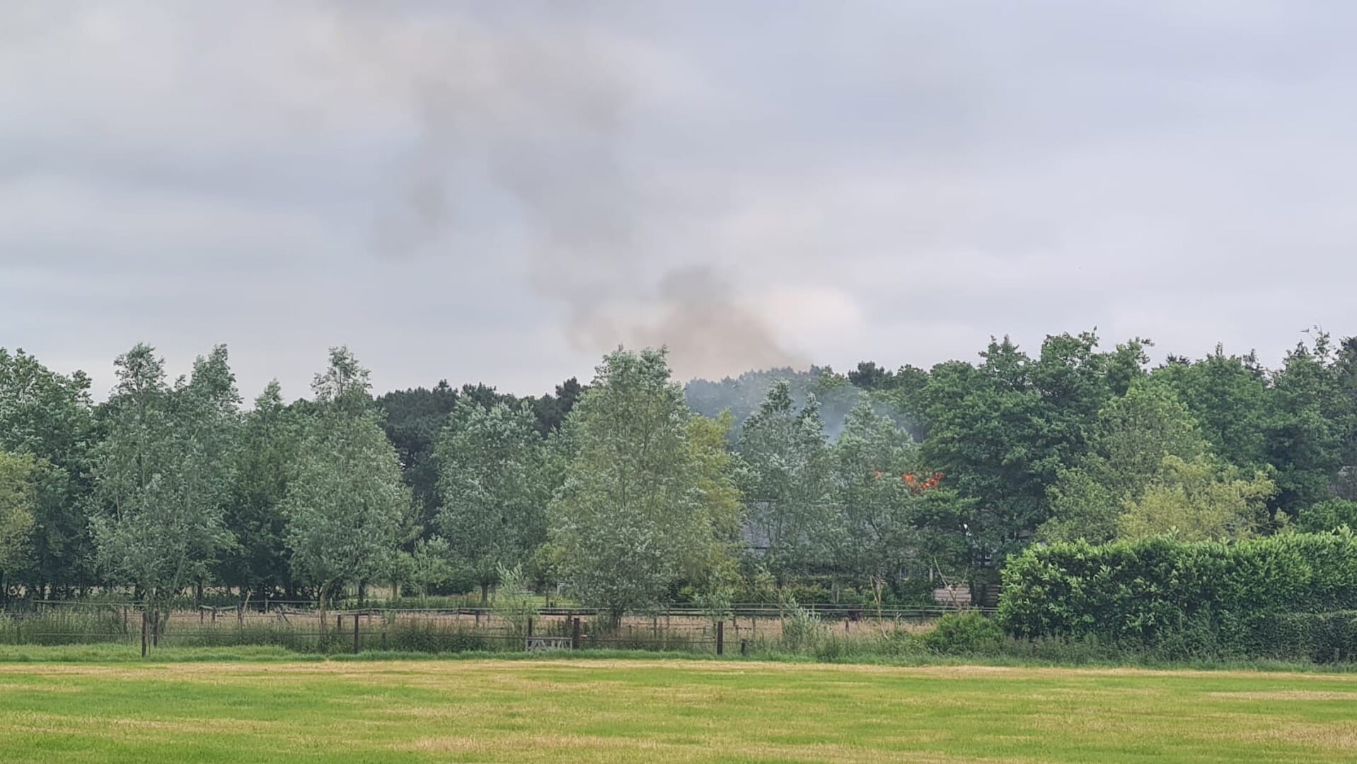 Brand-verwoest-vrijstaande-woning-met-rieten-kap--brandweer-probeert-schuur-te-redden