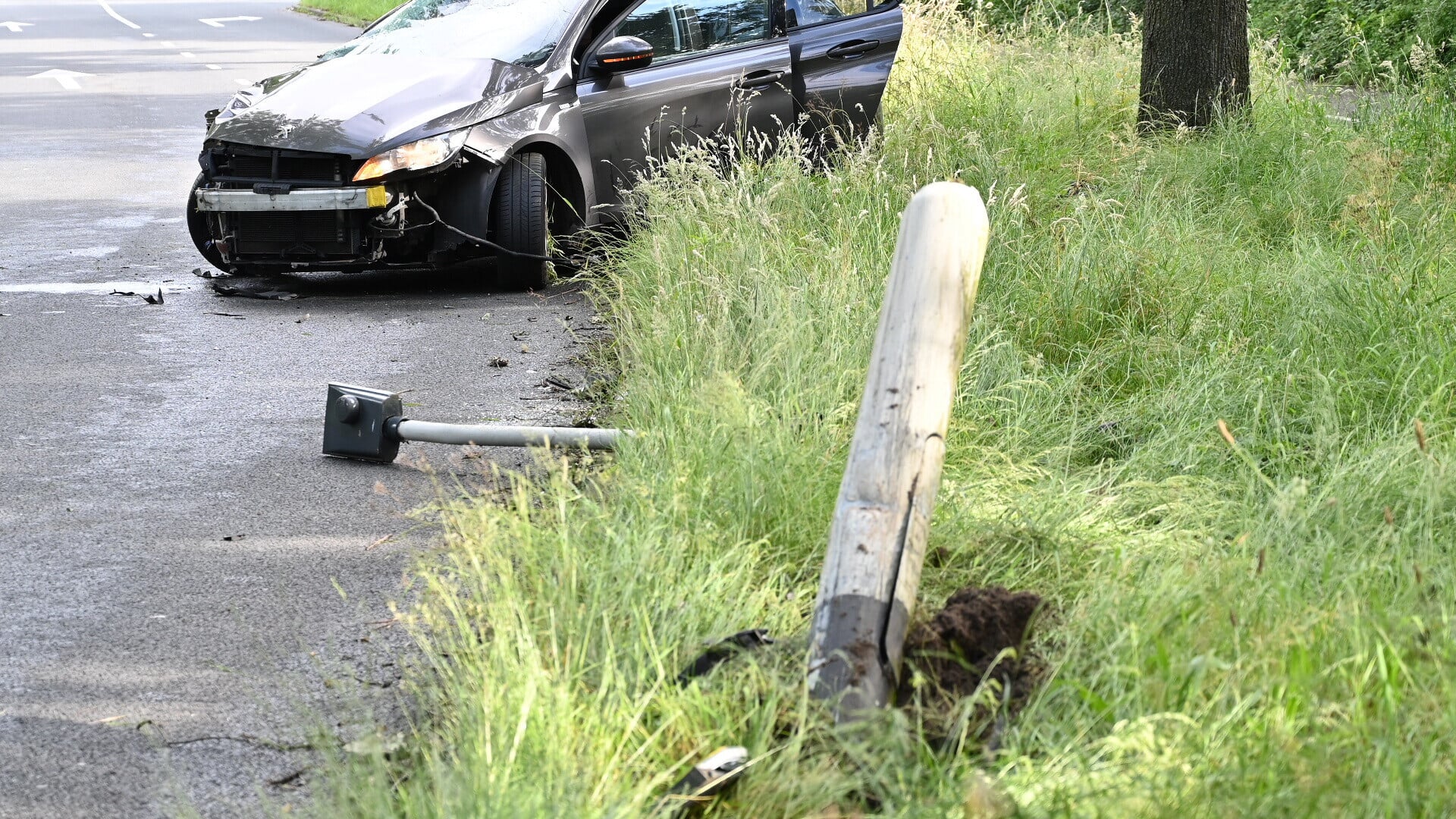 Auto Slaat Over De Kop Na Botsing Met Lantaarnpaal: Bestuurder Raakt ...