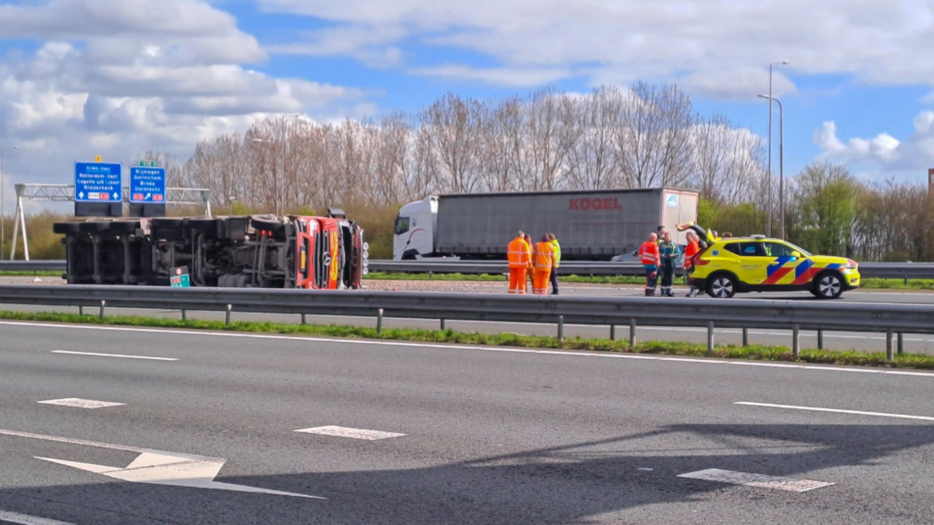 Gekantelde Vrachtwagen Met Puin Op A15 Richting Europoort, Weg Is Weer ...