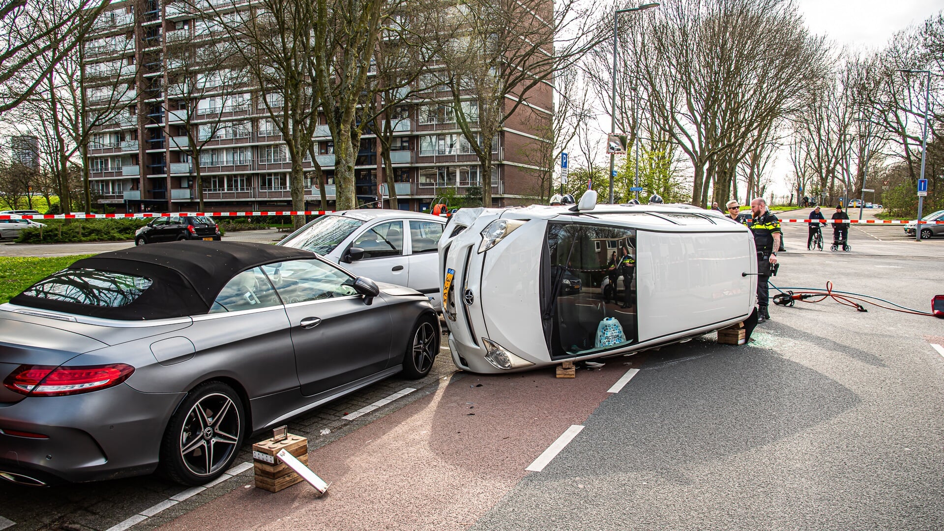 Auto Op Z’n Zijkant Na Botsing Met Geparkeerde Auto’s - Adverteren ...