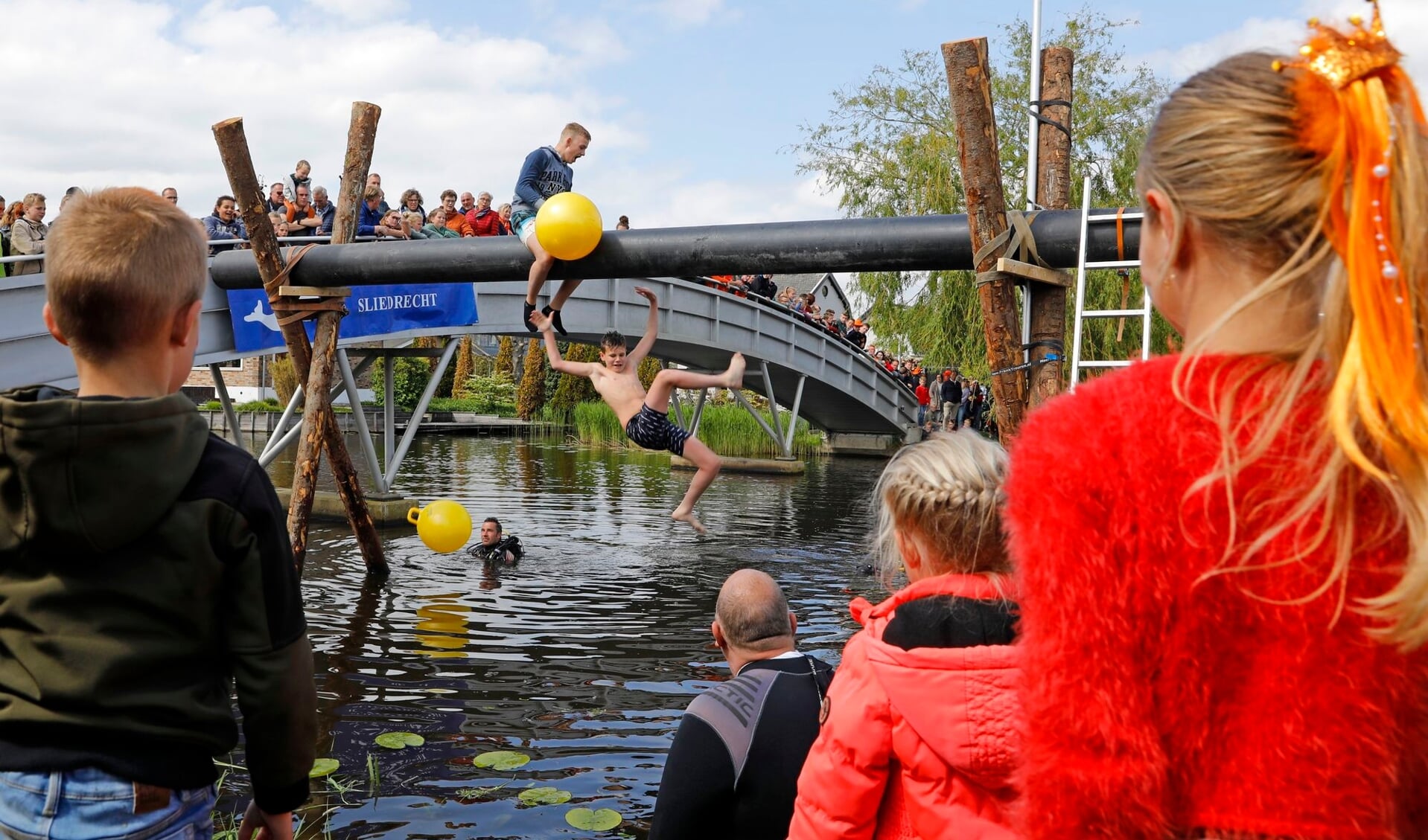 Volop frisse duiken bij Waterspektakel in Bleskensgraaf