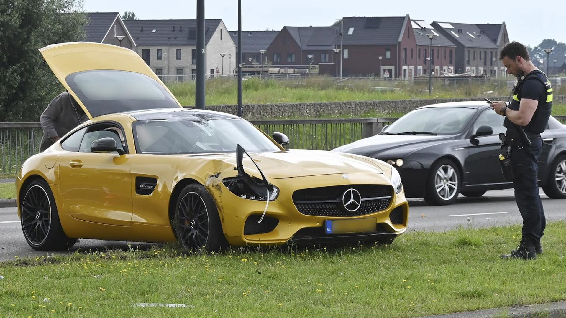 Automobilist rijdt verkeerslicht uit de grond op Oosterhoutseweg