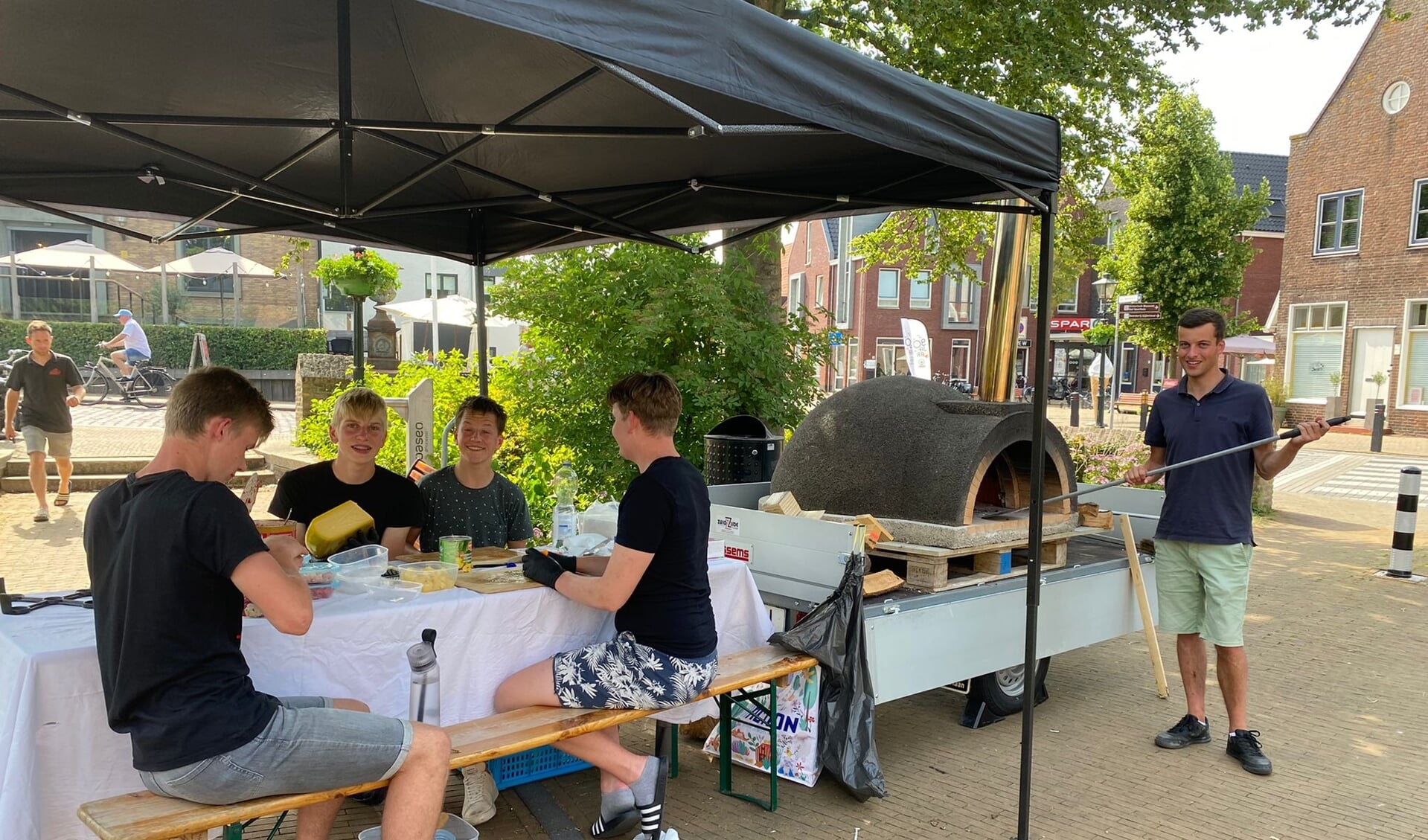 Vriendengroep leert ondernemen als pizzabakkers