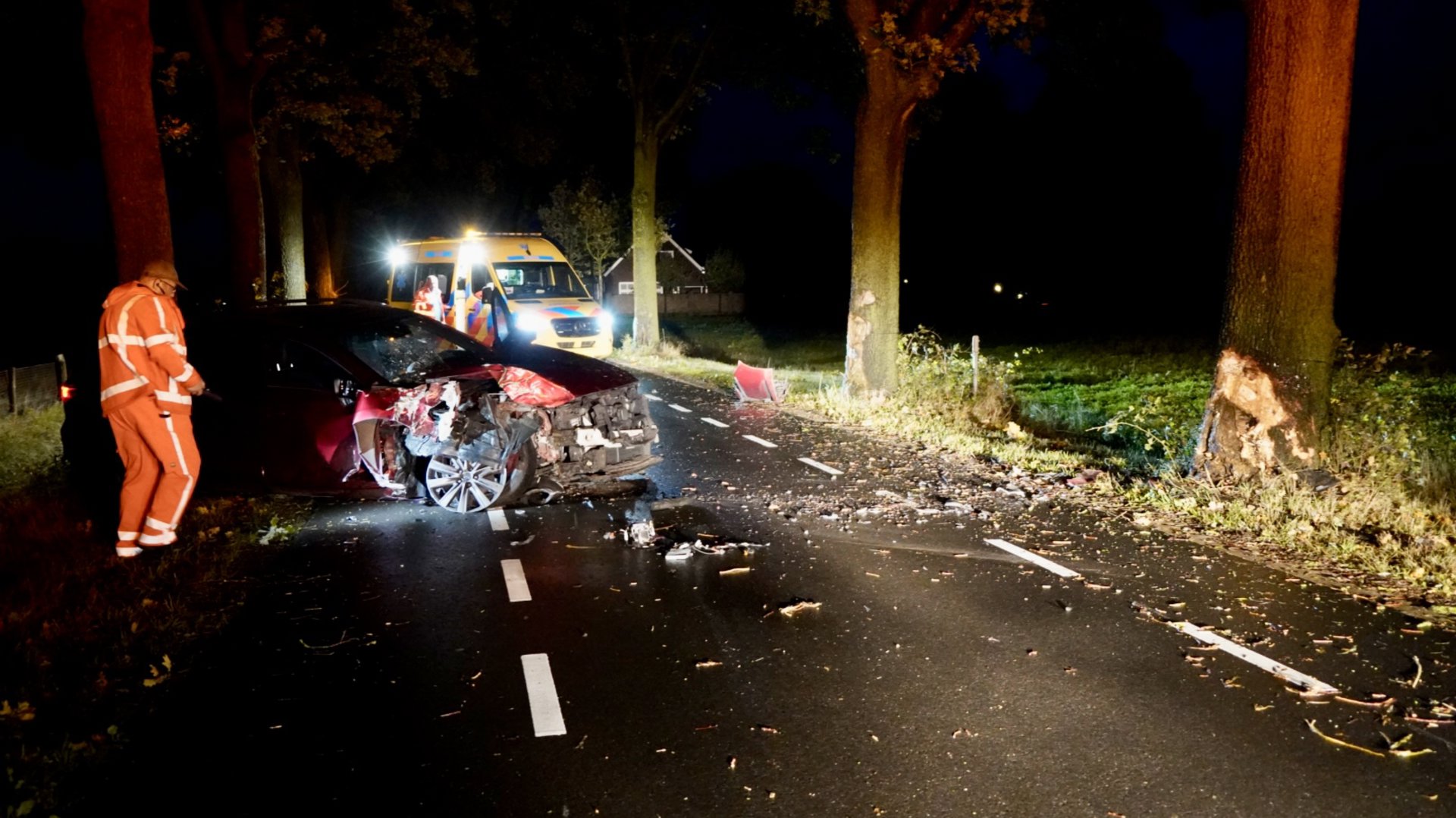 Automobilist gewond door botsing tegen boom bij Haps