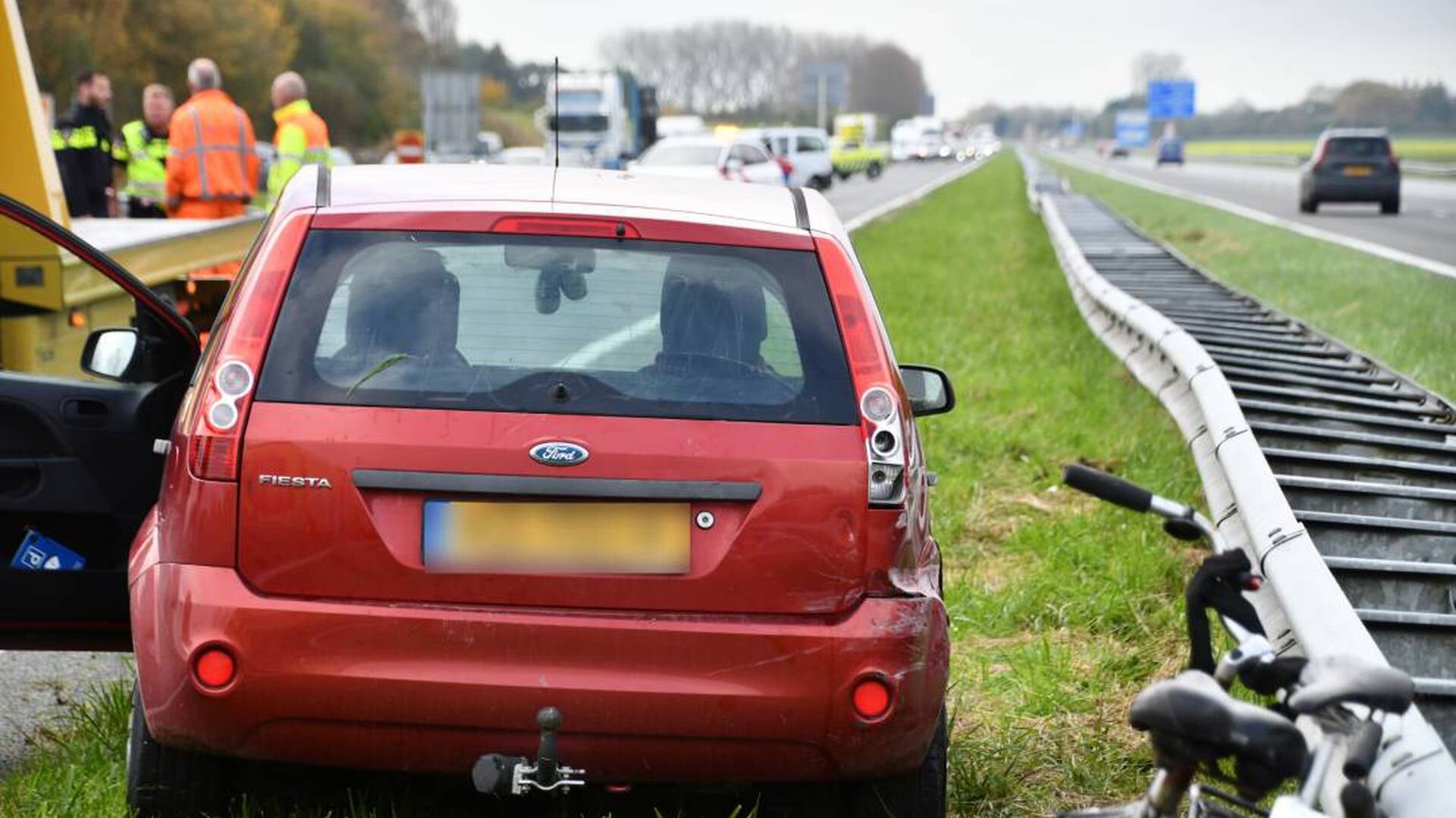 Auto tegen vangrail op A58 bij Arnemuiden
