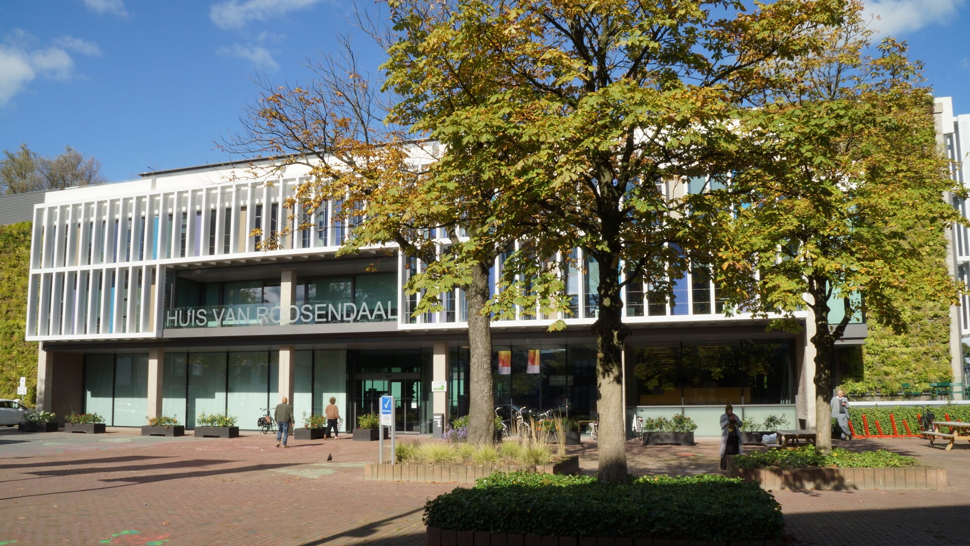Fototentoonstelling--Samen-onbeperkt-vooruit--op-plein-voor-HUIS-van-Roosendaal