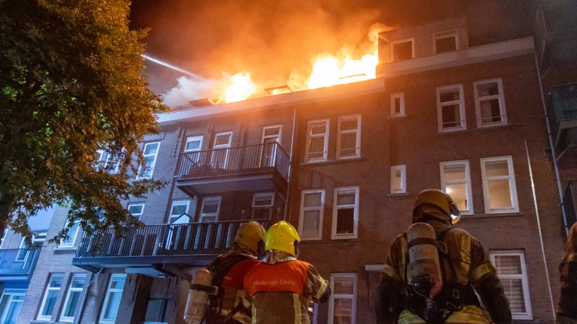 Grote brand in Allard Piersonstraat, meerdere woningen ontruimd, zo’n ...