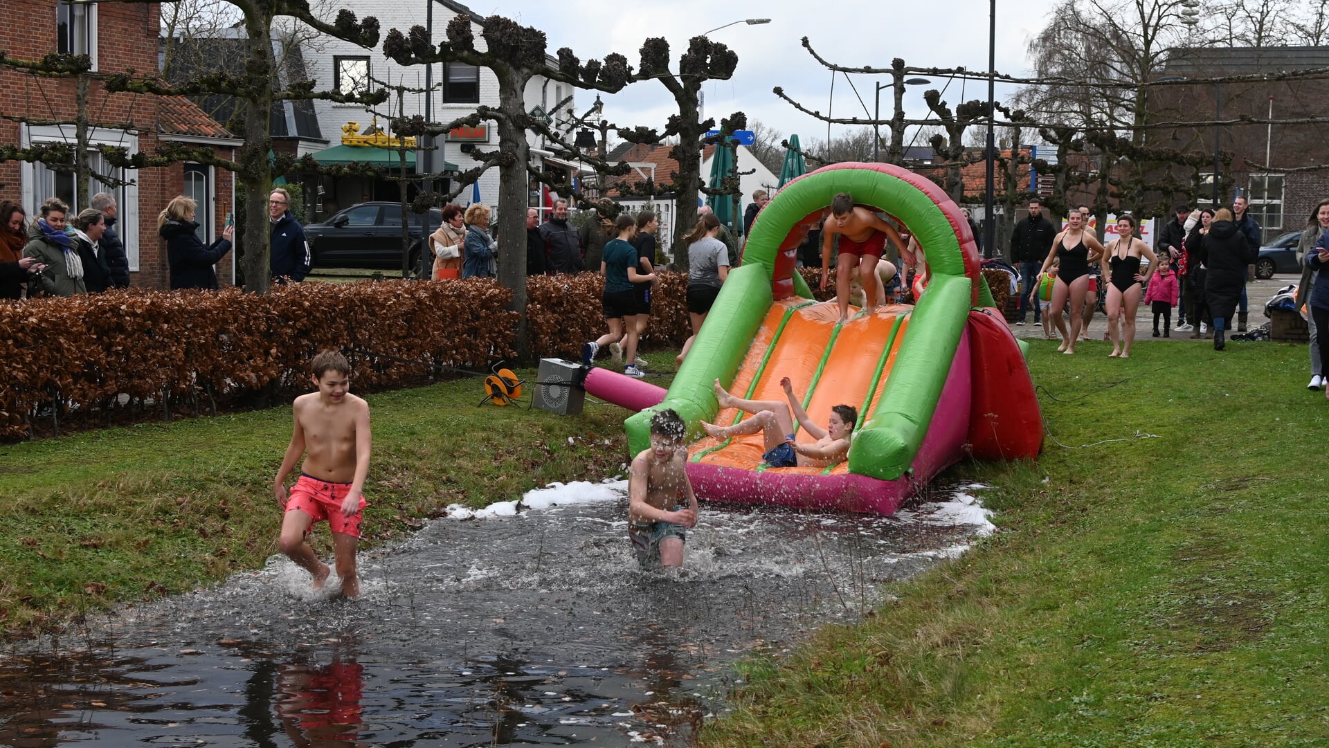Nieuwjaarsduik in de wadi van Huijbergen