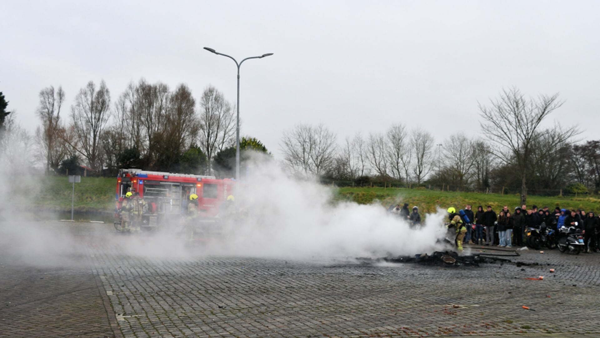 Groep jongeren steekt caravan in brand in Arnemuiden