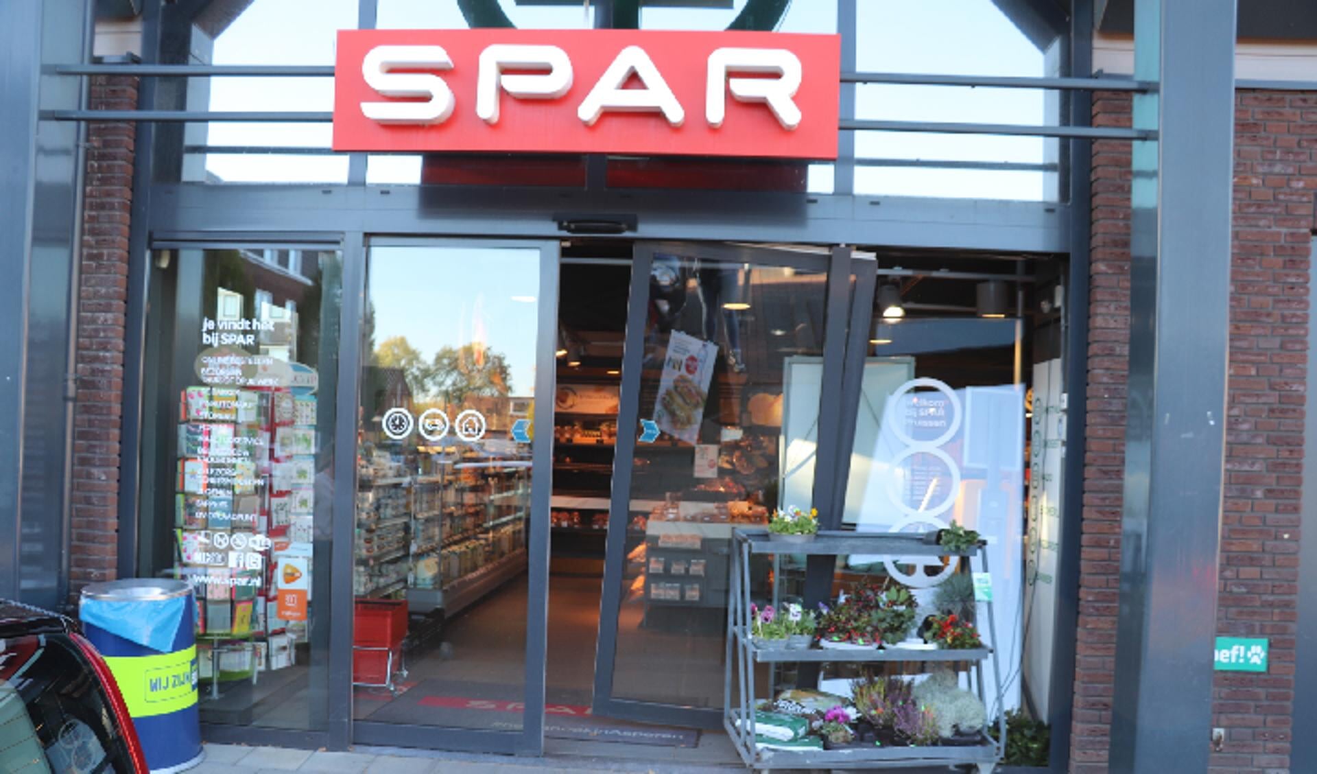 Man met 45 km auto rijdt deur van de Spar in Asperen eruit