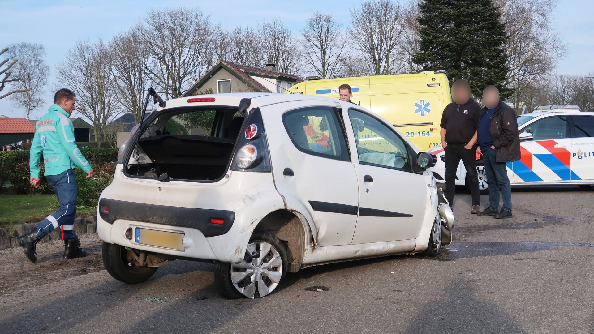 Twee auto’s zwaar beschadigd na botsing Rijsbergen, een belandt tegen gevel