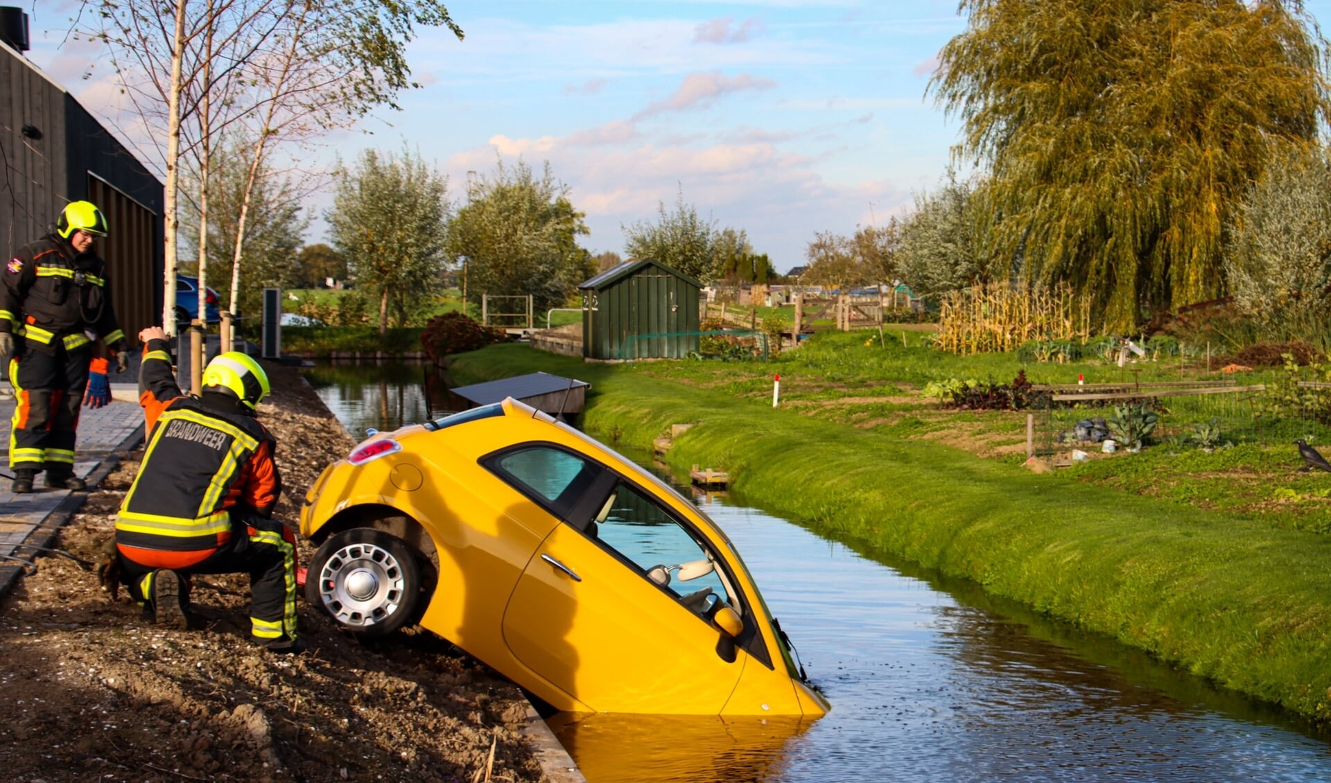 Auto Gedeeltelijk Te Water In Lekkerkerk | Al Het Nieuws Uit Krimpenerwaard