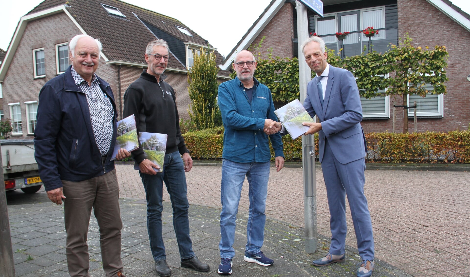 Jan van Beuzekom dook in dorpshistorie Nieuwland en schreef een boek