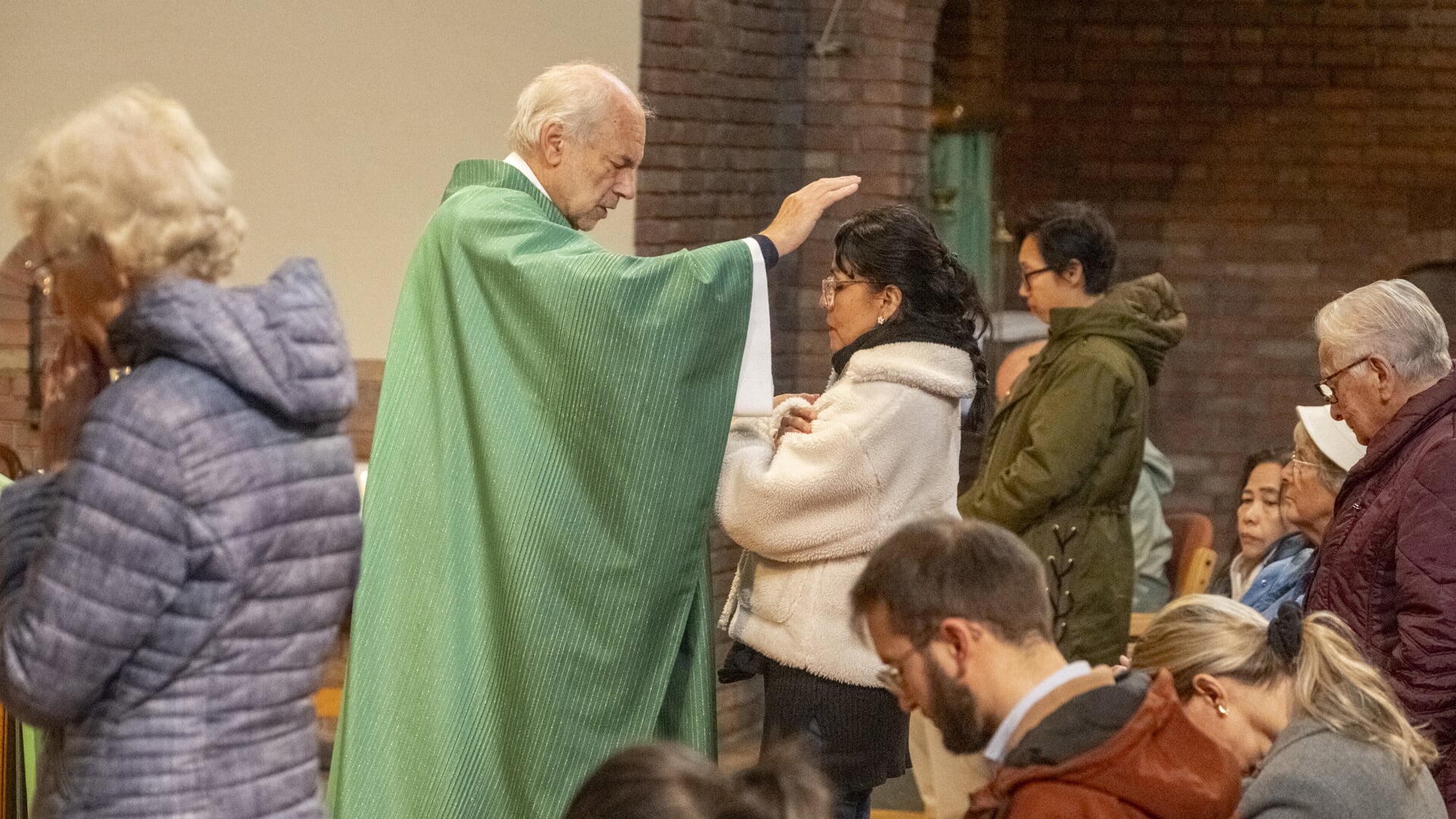 De kerk krimpt, maar deze Zeeuwse pater houdt hoop. 'Ook mensen zonder geloof steken een kaarsje aan'