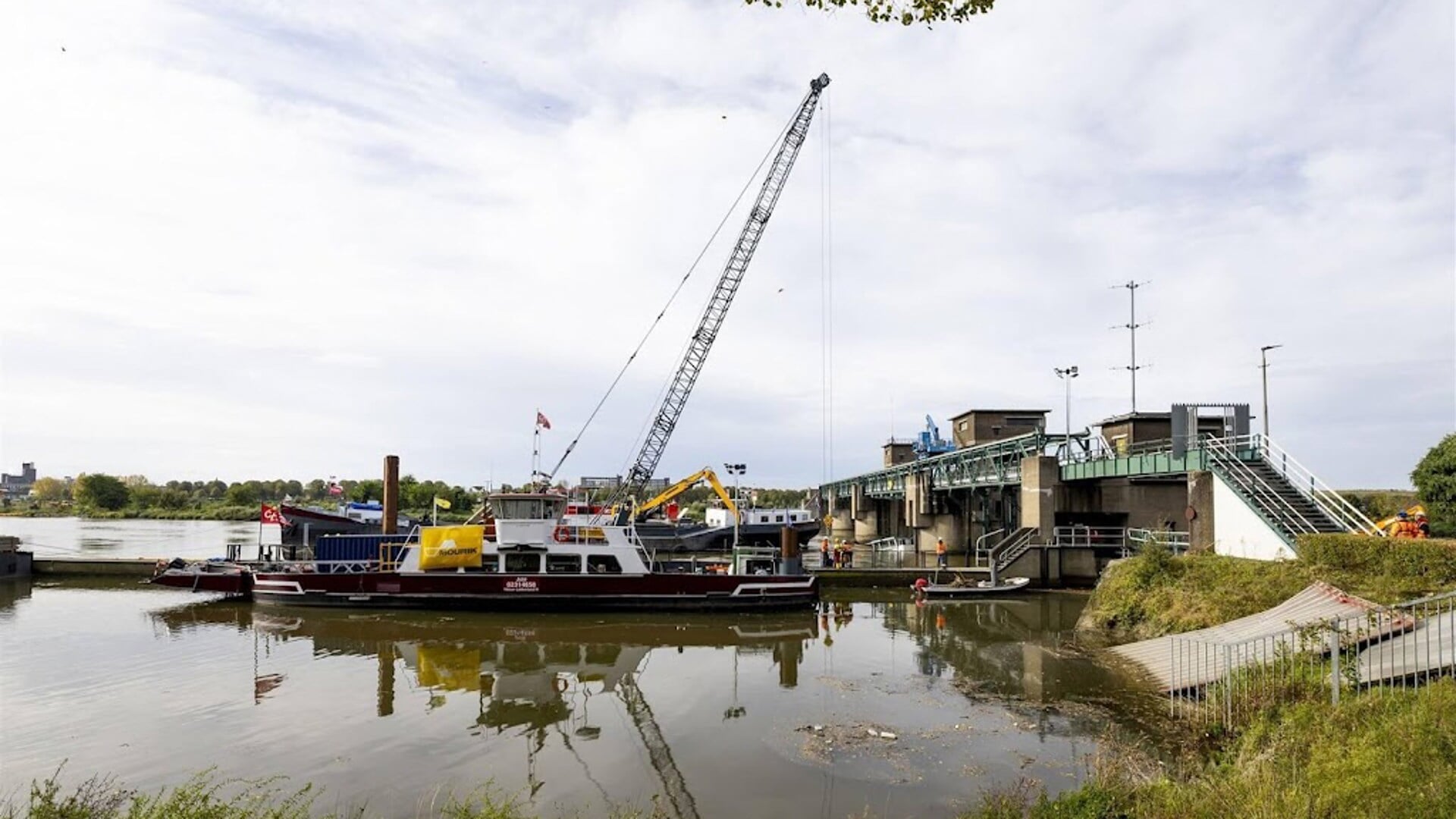 Gestrand vrachtschip bij Maastricht ligt nog steeds vast