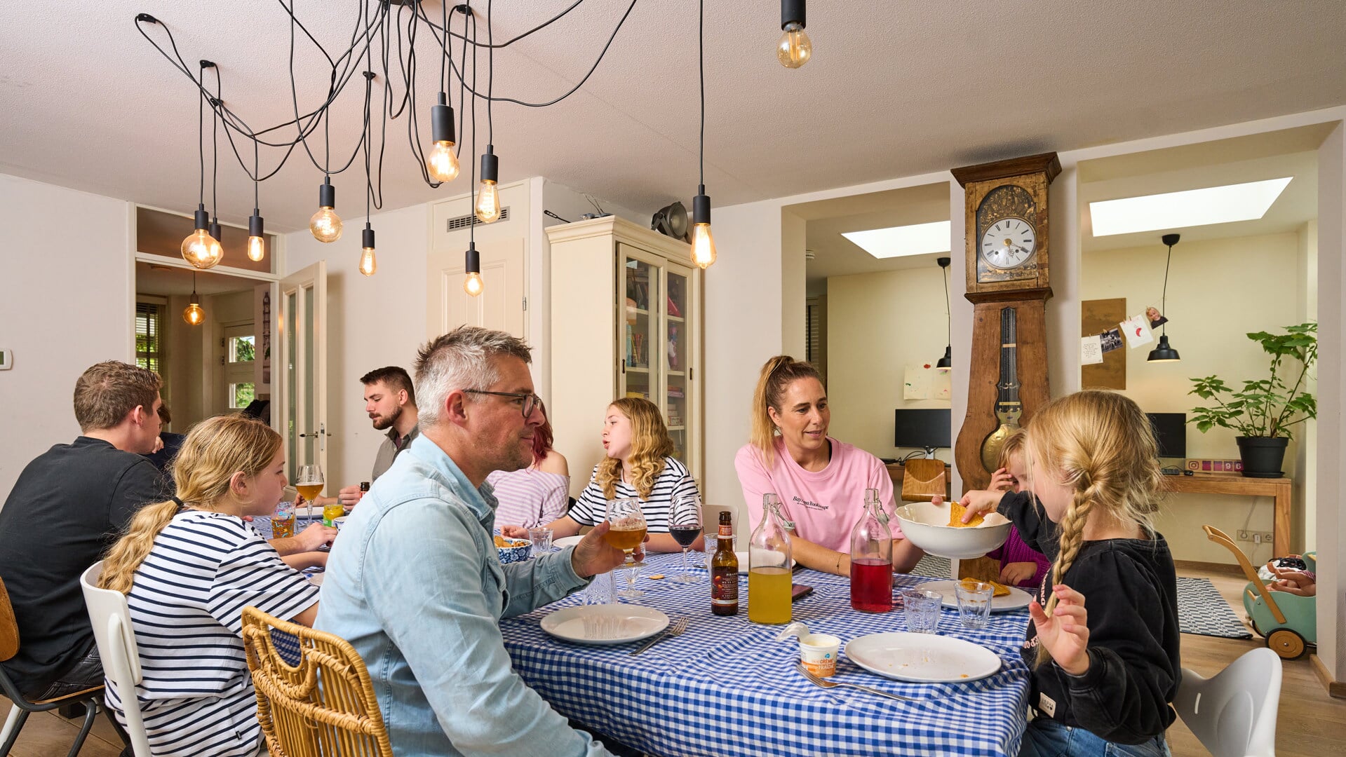 Annemarie Geerts runt haar grote gezin alsof het een bedrijf is: 'Elke week een vrachtlading boodschappen'