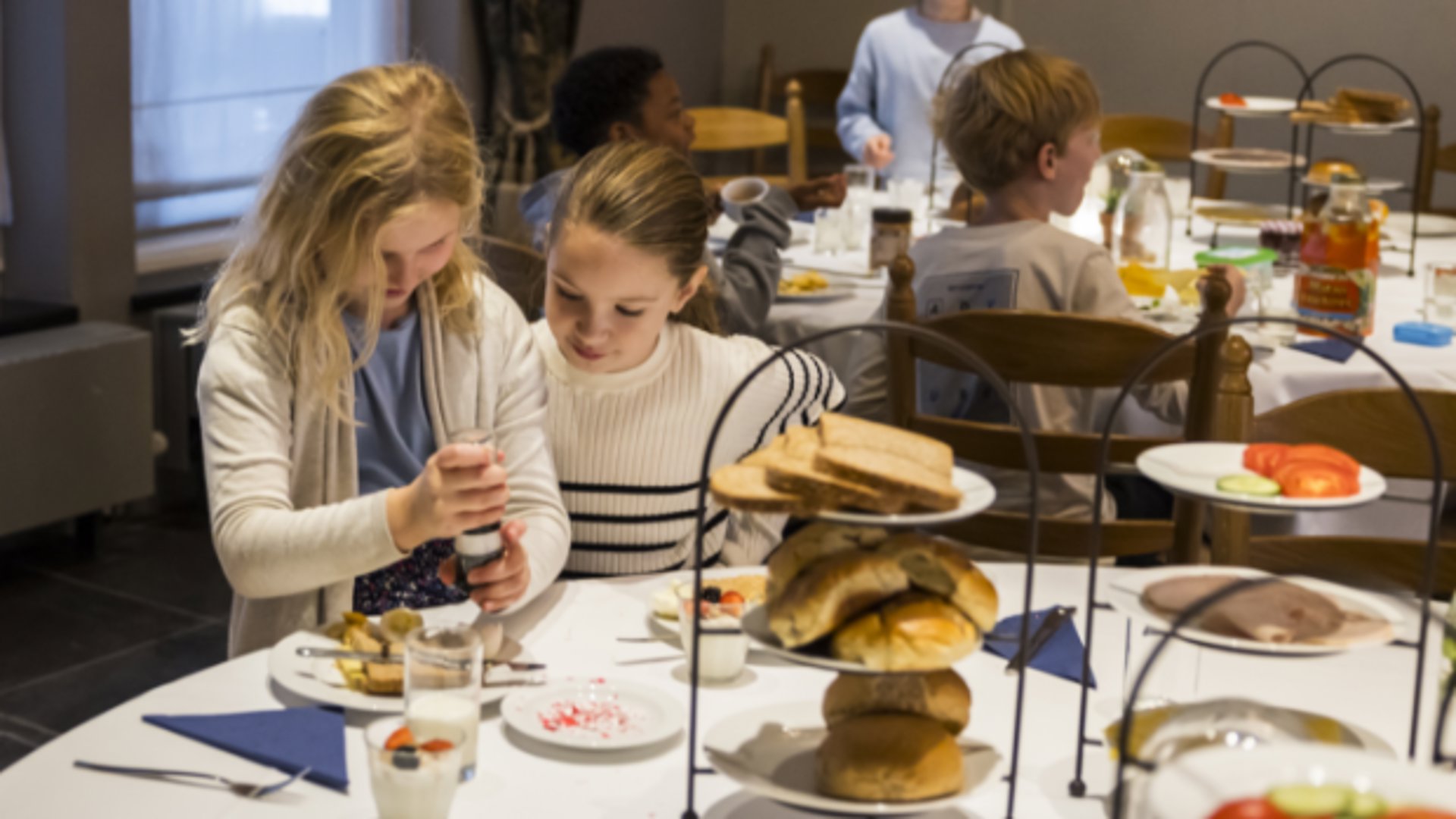 In de ochtend aan de witte bonen in tomatensaus, een appel of niets; hoe belangrijk is het ontbijt?