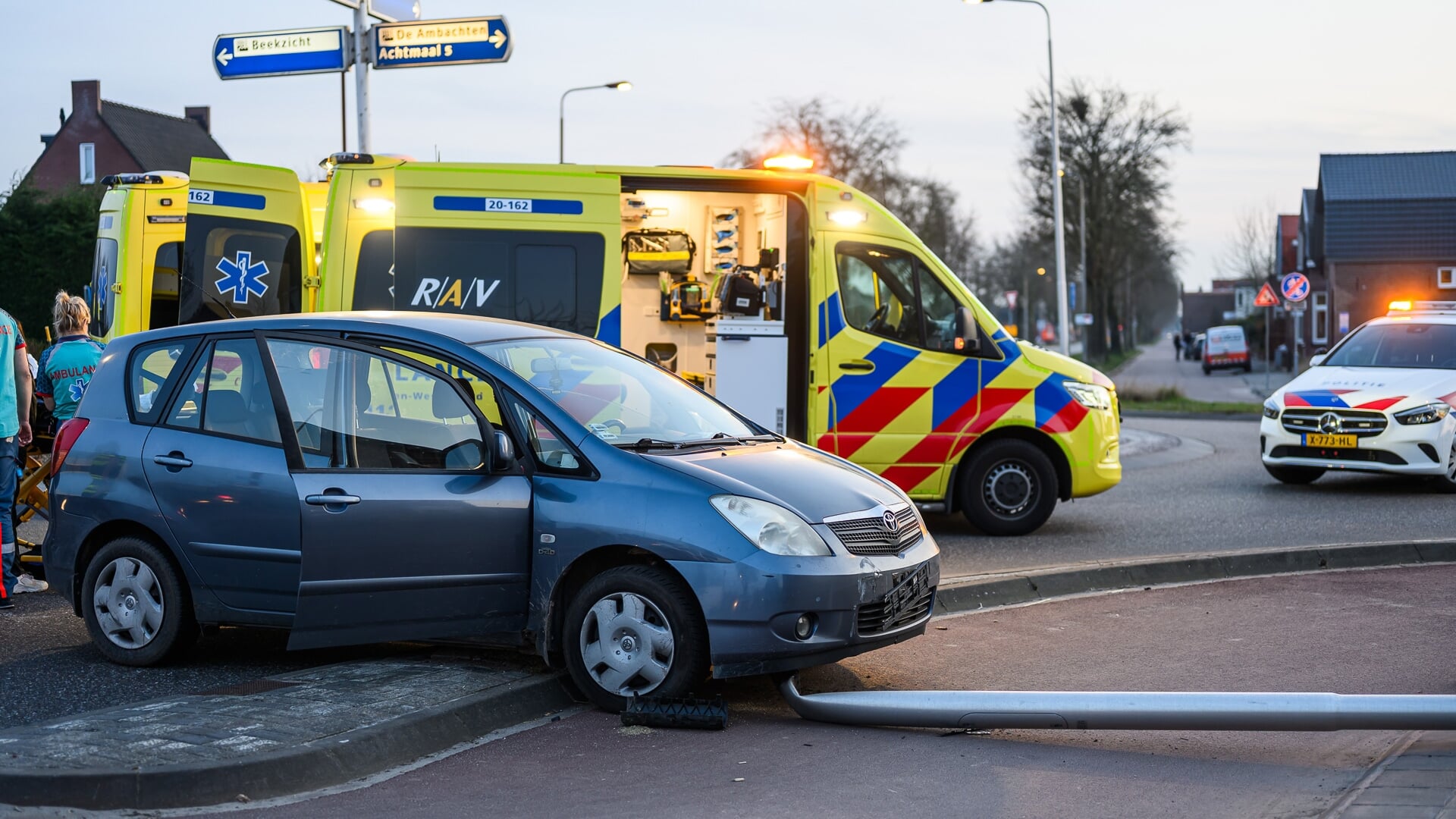 Automobilist gewond na botsing op lantaarnpaal in Wernhout
