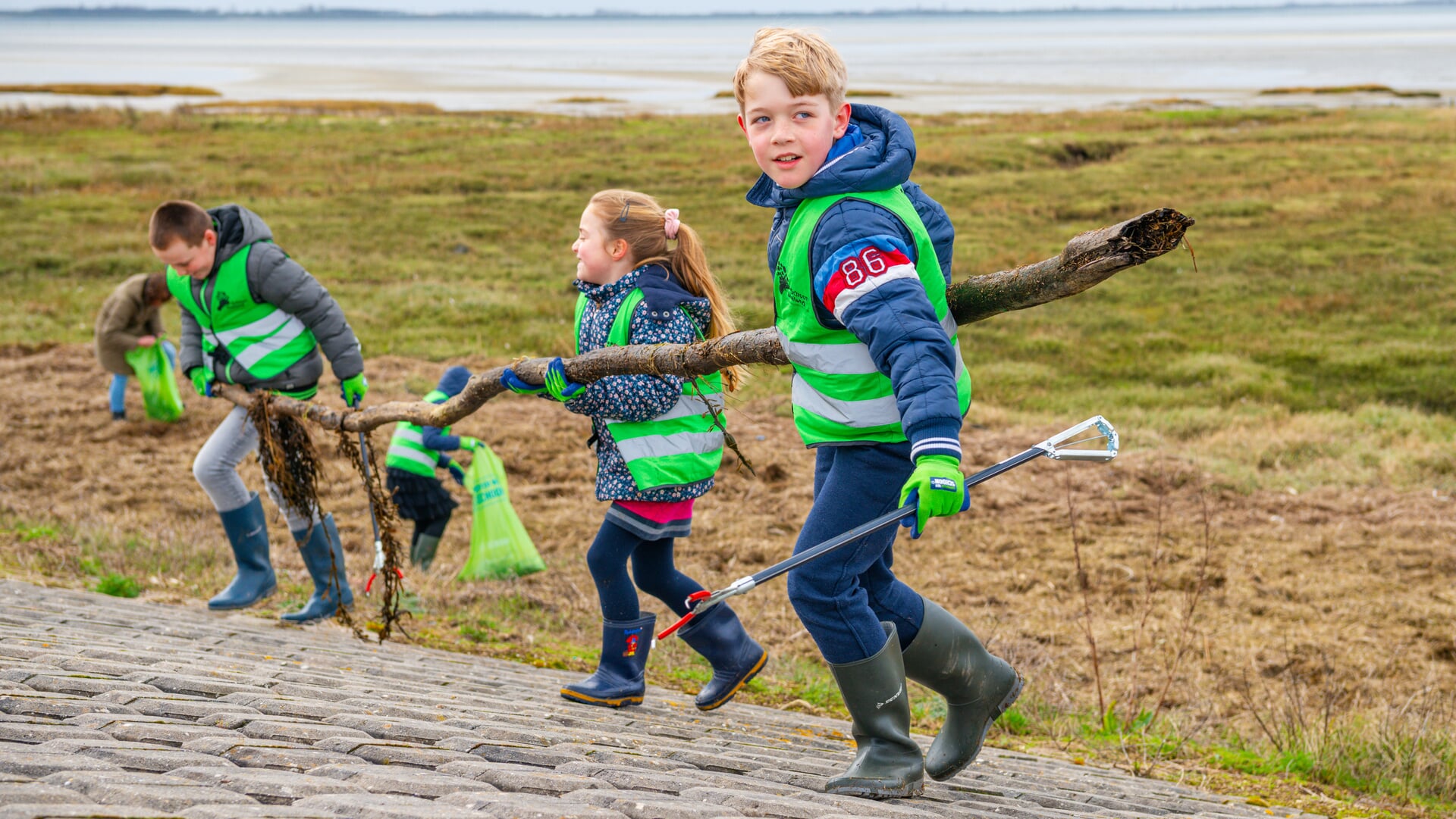 Grijpers-in-de-aanslag--Vrijwilligers-gaan-zwerfafval-opruimen-langs-de-Schelde