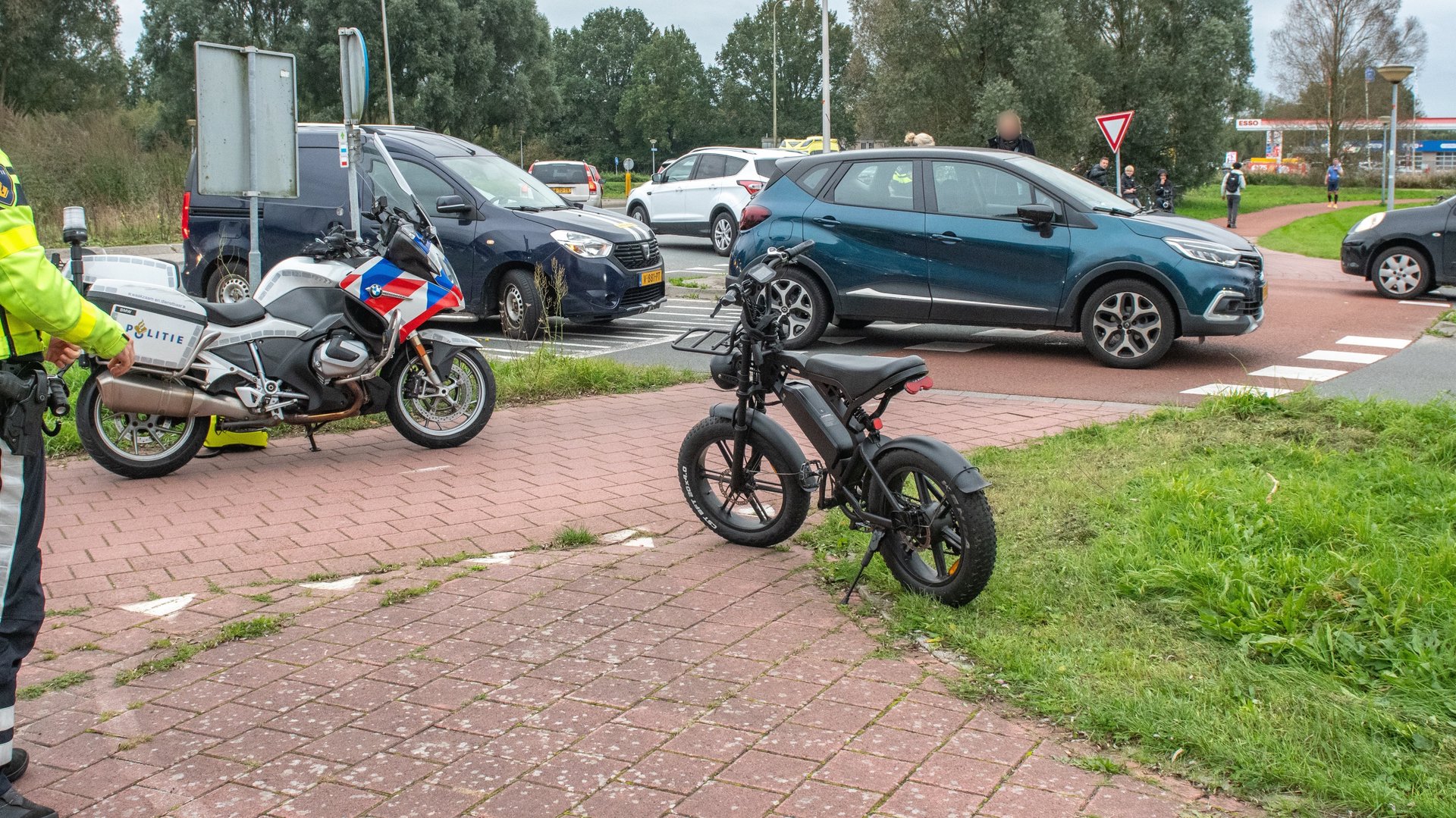 112 STEENWIJK - Fatbiker gewond na botsing met auto in Steenwijk