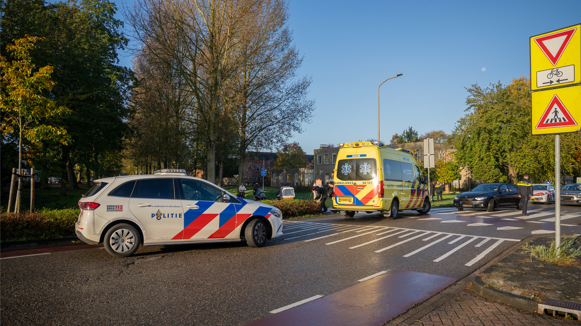 112 KAMPEN: Aanrijding tussen auto en fietser door laaghangende zon