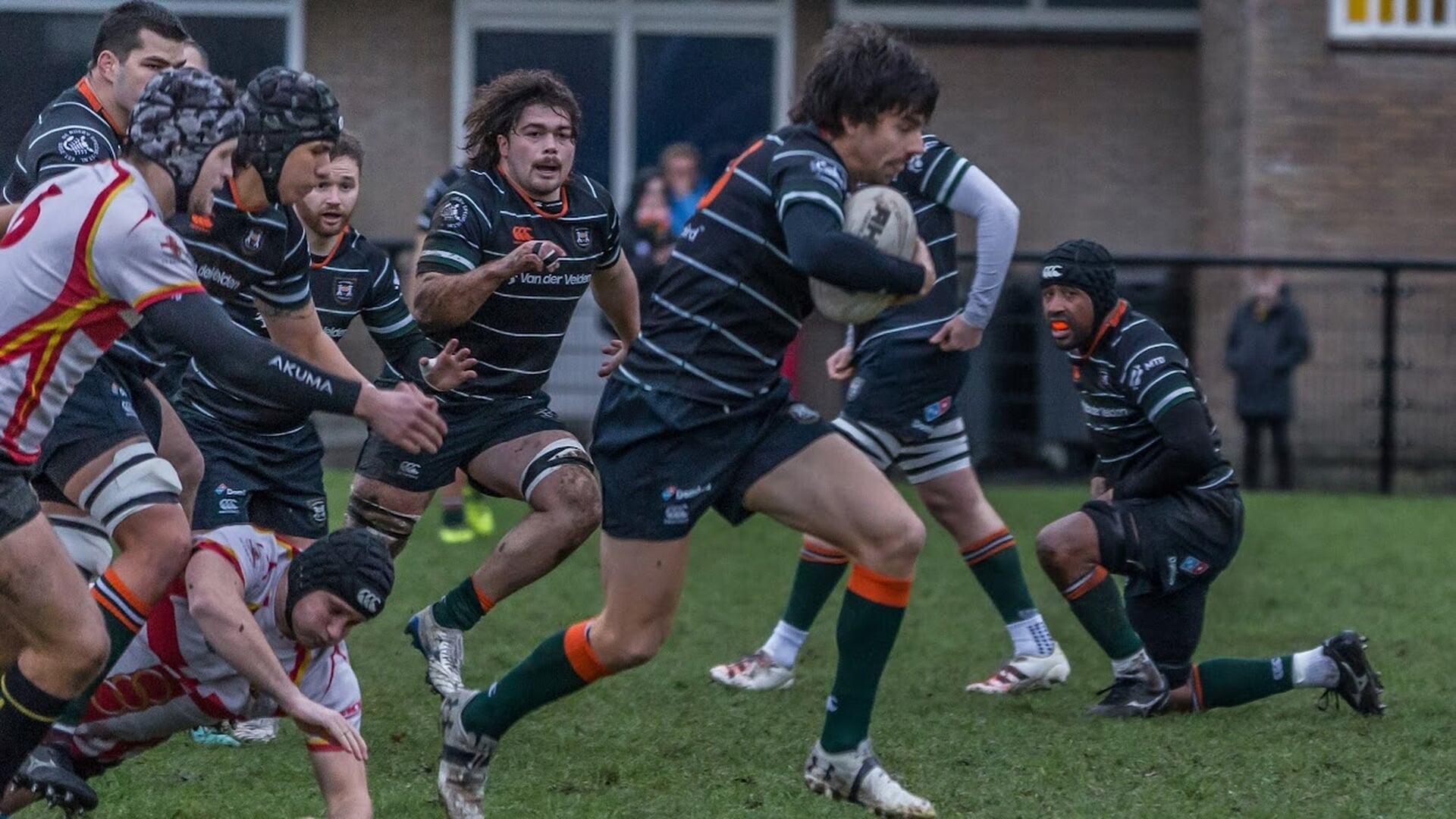 Rugbyspelers RRC trotseren wind en regen en blijven ongenaakbaar in ...