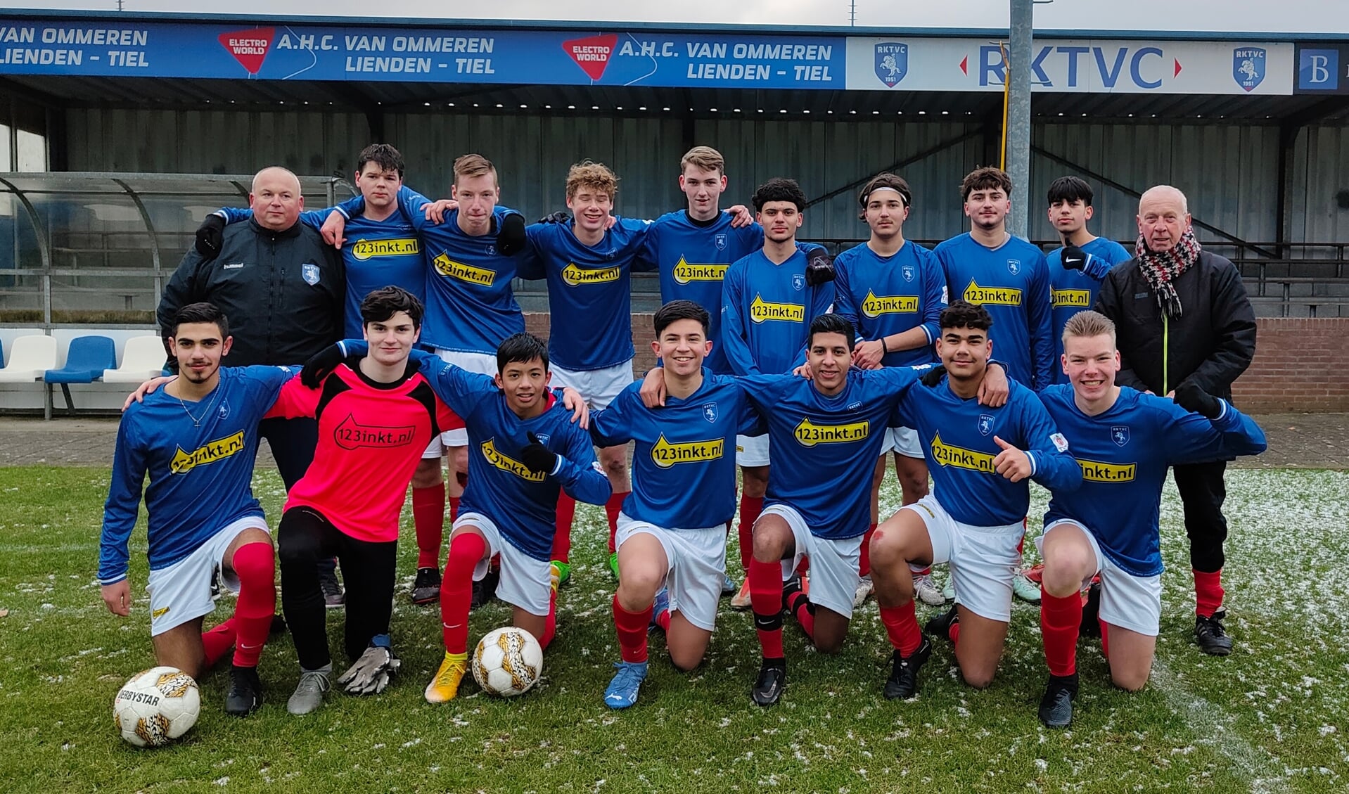 Kampioenstrainer met RKTVC JO17-2 kampioen | Al het nieuws uit Tiel en ...