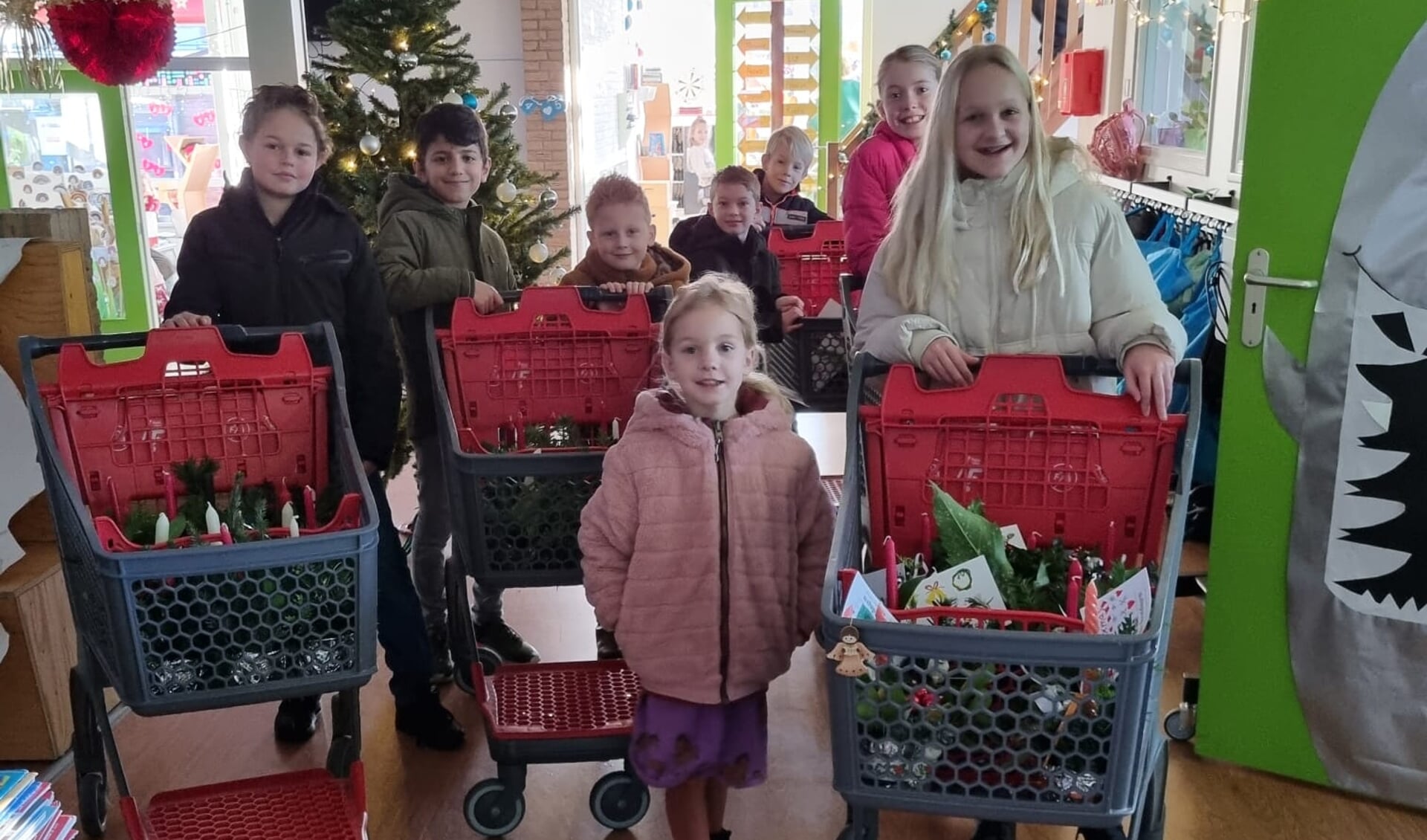 Kinderen De Stapsteen uit Bleskensgraaf brengen Kerstgroet aan ouderen