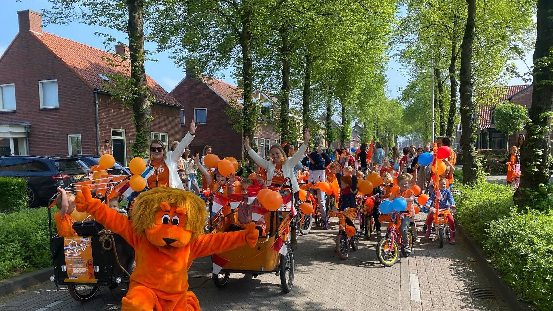 Koningsdag Achtmaal: verbrande snoetjes en blije gezichtjes